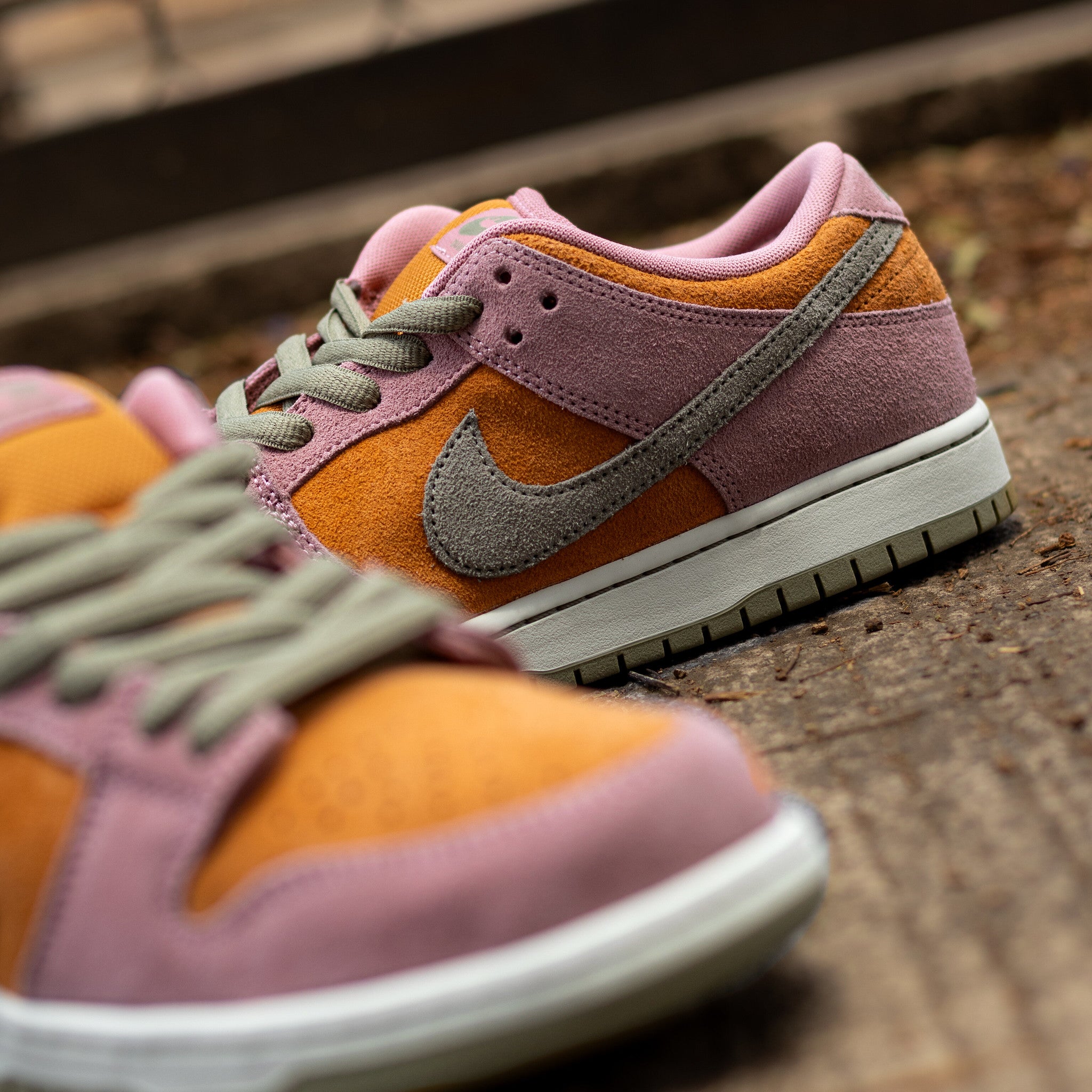 NIKE SB DUNK LOW RED STARDUST AND MONARCH