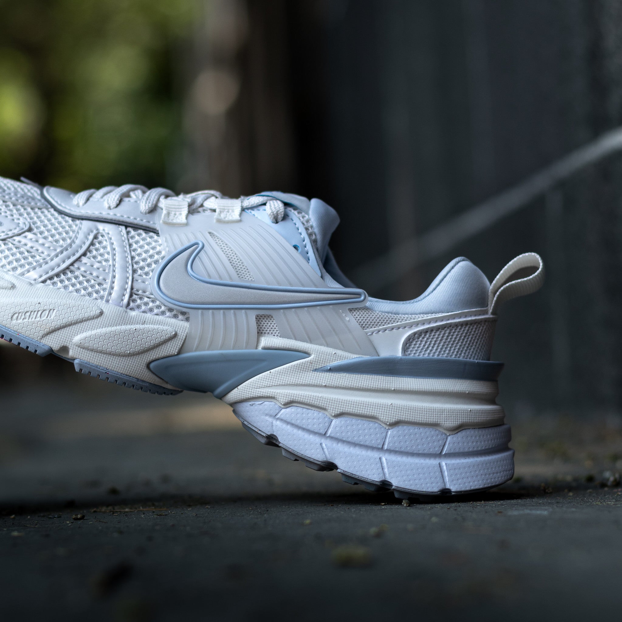 NIKE V2K RUN PLATINUM TINT