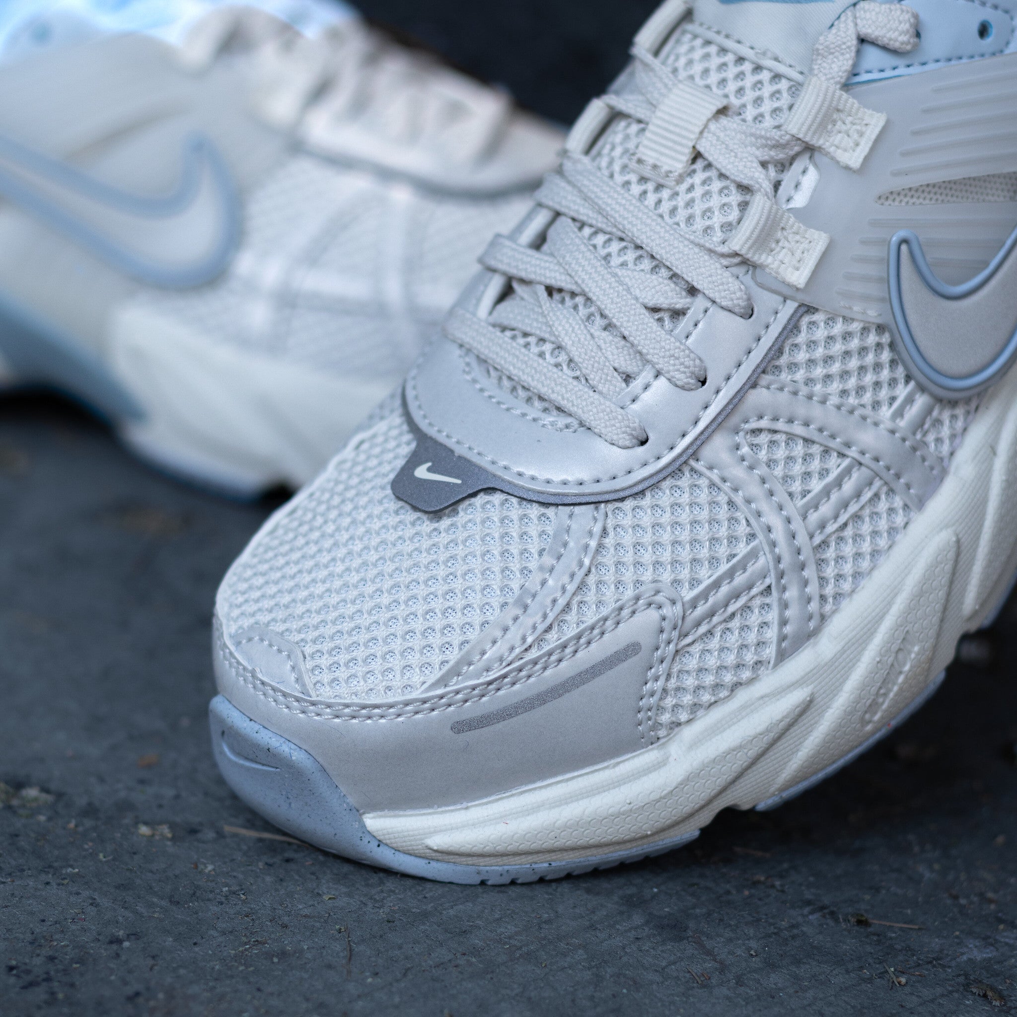 NIKE V2K RUN PLATINUM TINT