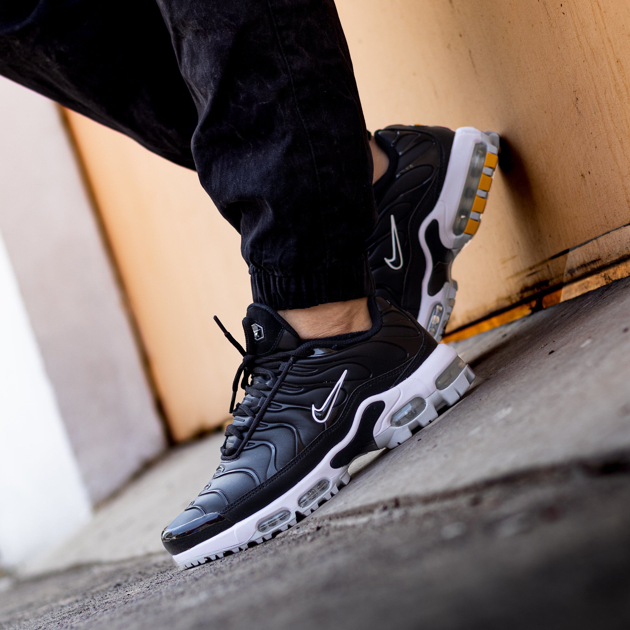 NIKE AIR MAX PLUS GOLF BLACK LEATHER