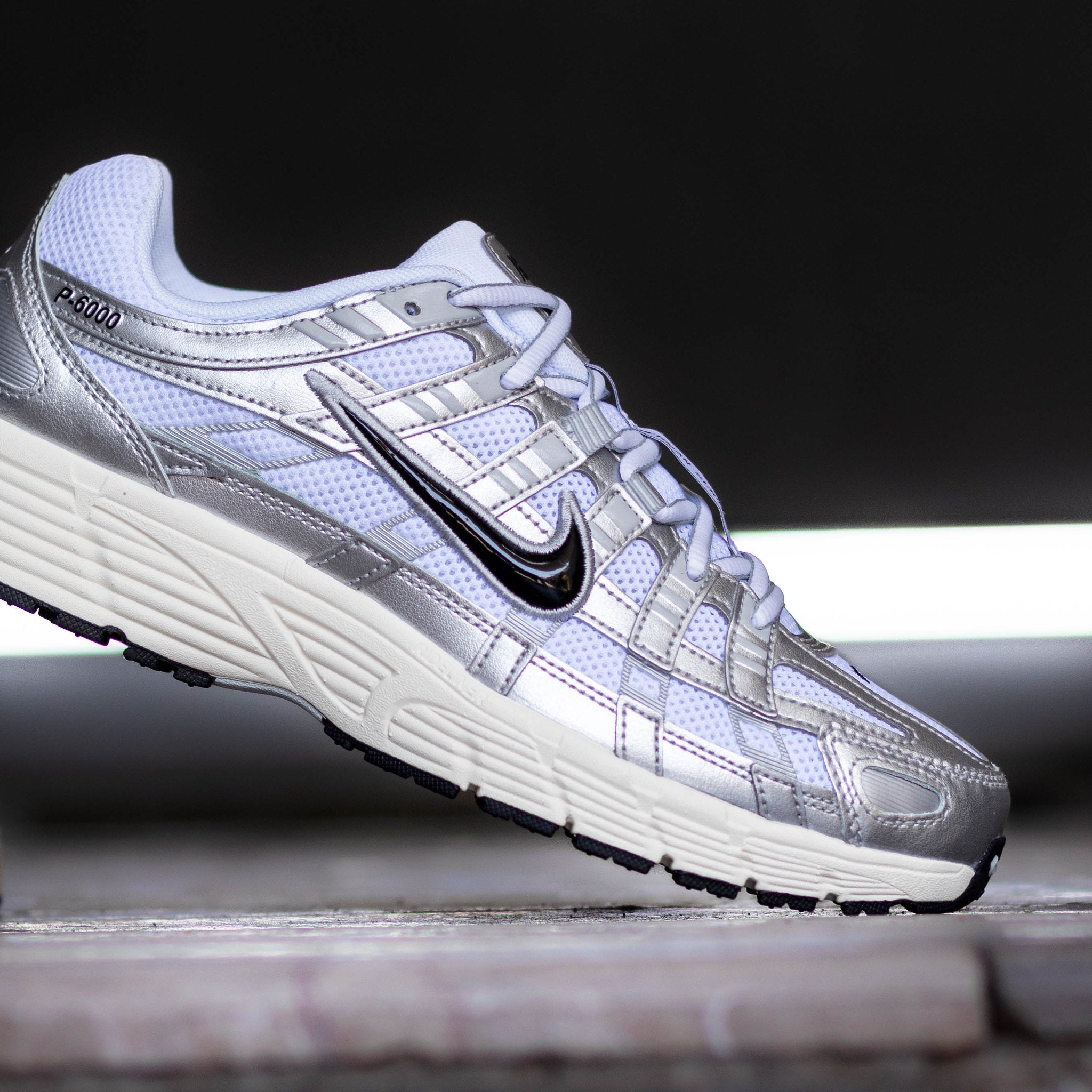 NIKE P-6000 METALLIC FLAT SILVER