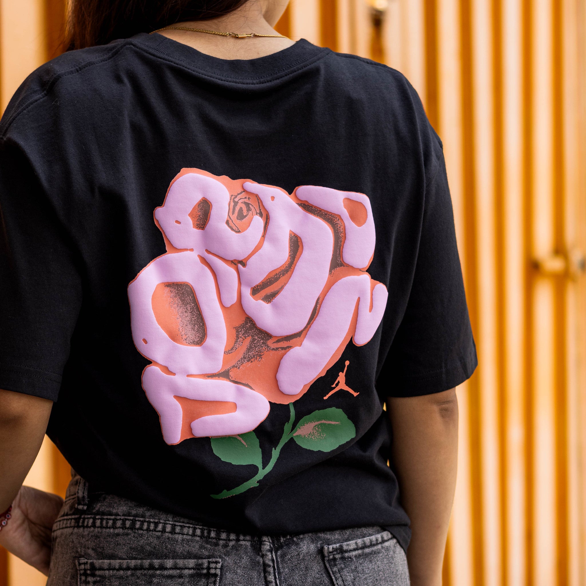 JORDAN TEE BLACK FLOWER JOR PINK