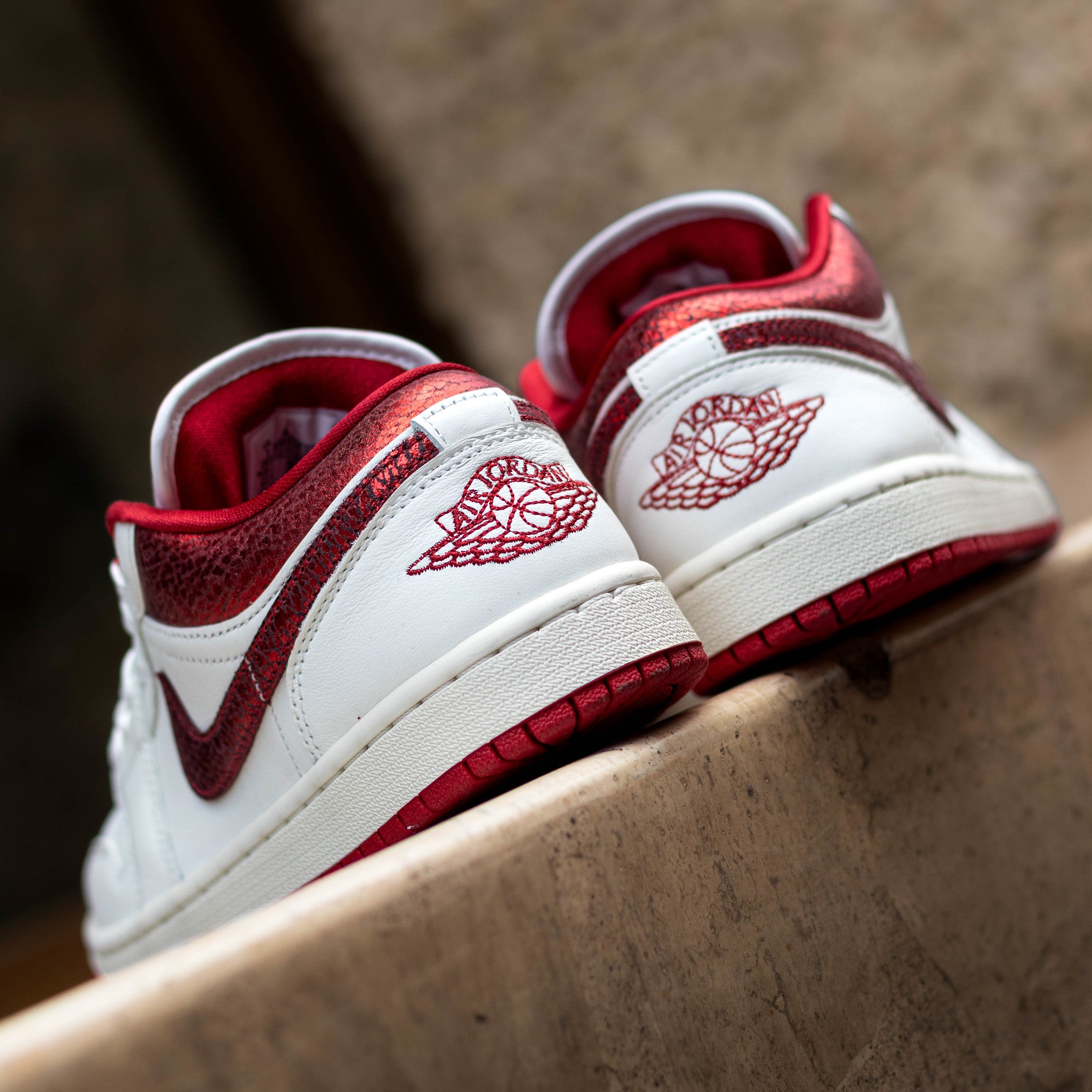 AIR JORDAN 1 LOW RED CRACKED LEATHER W