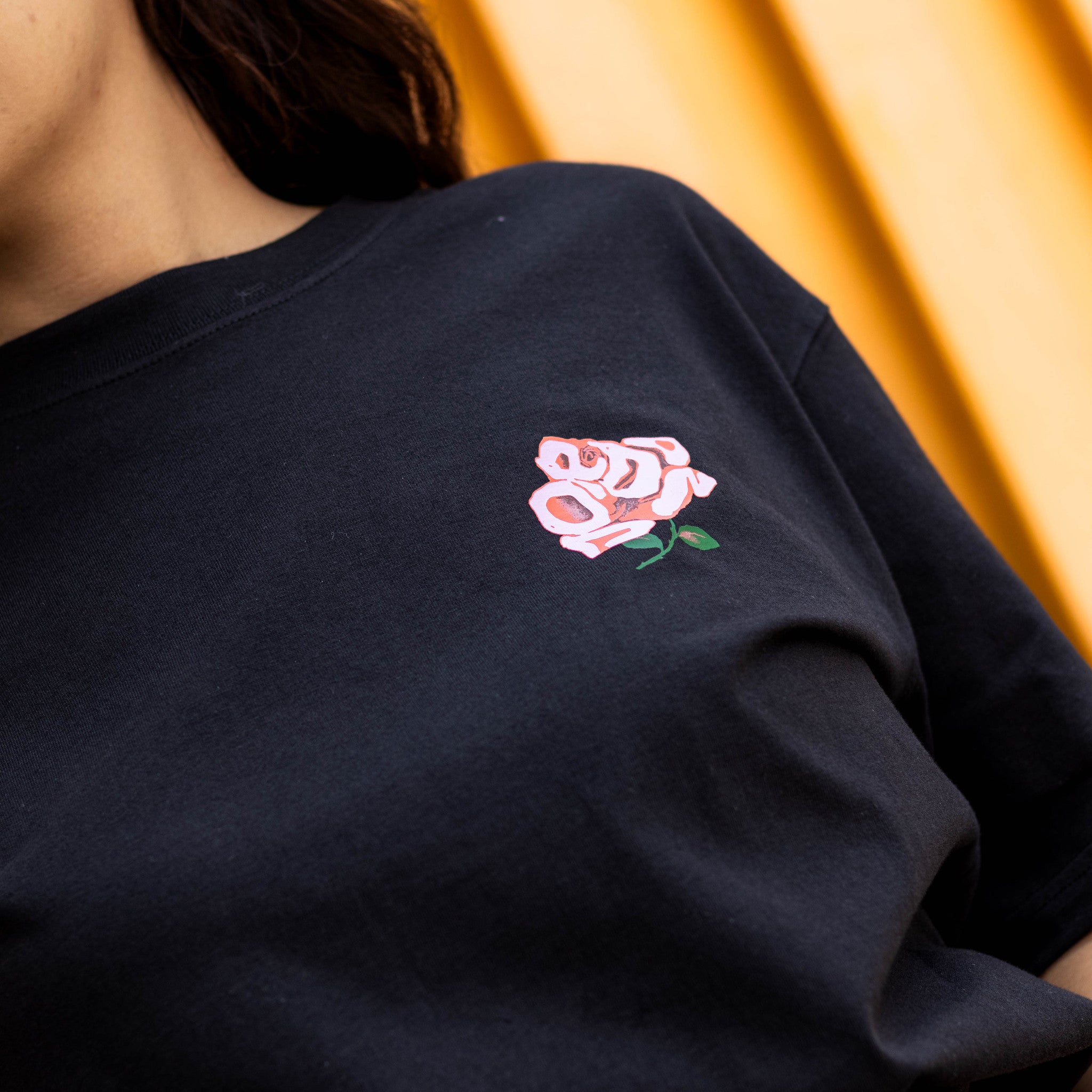 JORDAN TEE BLACK FLOWER JOR PINK