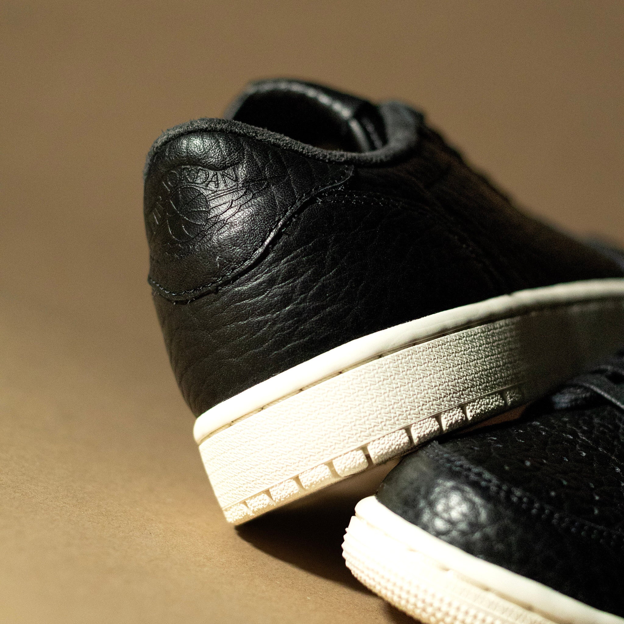 AIR JORDAN 1 LOW SWOOSHLESS BLACK