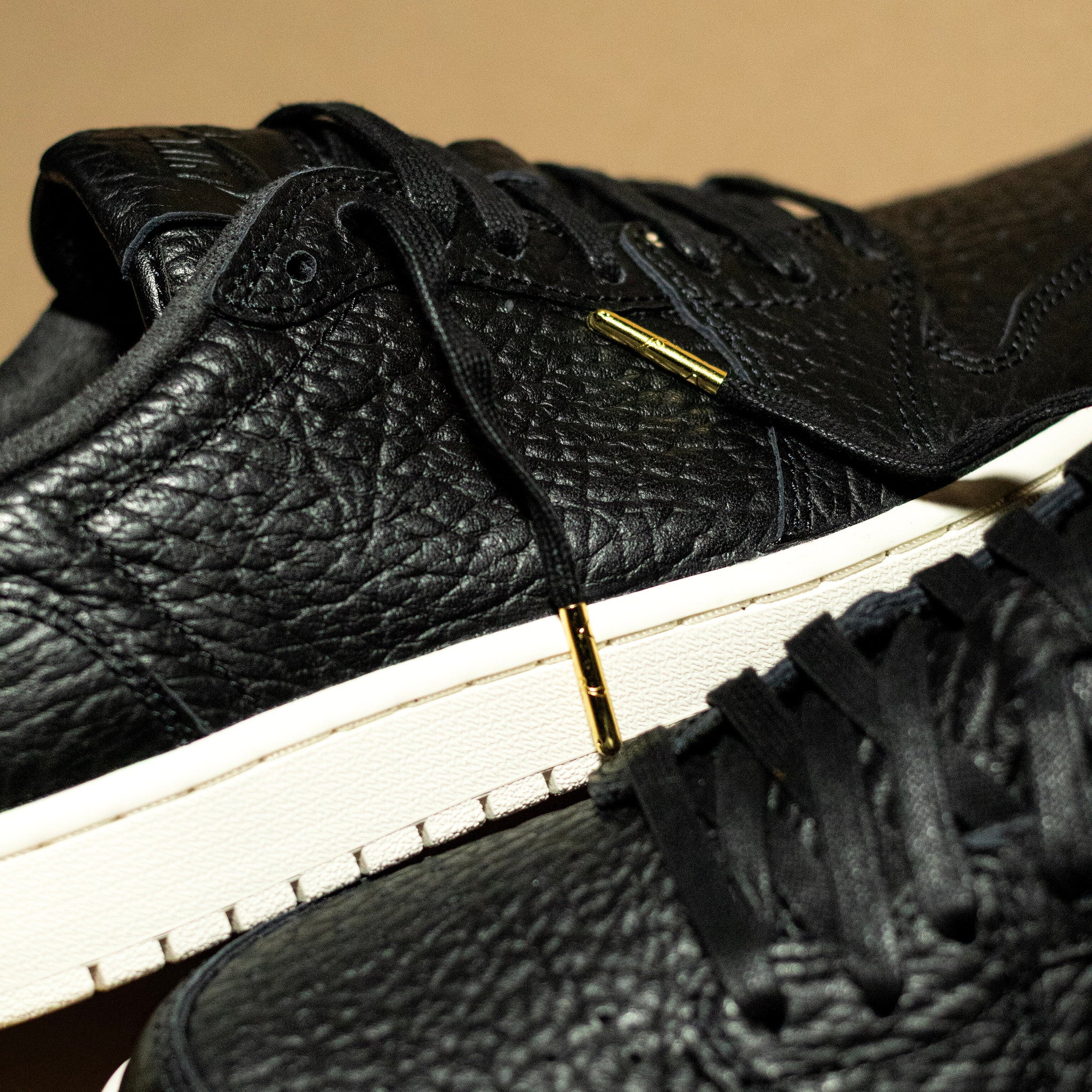 AIR JORDAN 1 LOW SWOOSHLESS BLACK
