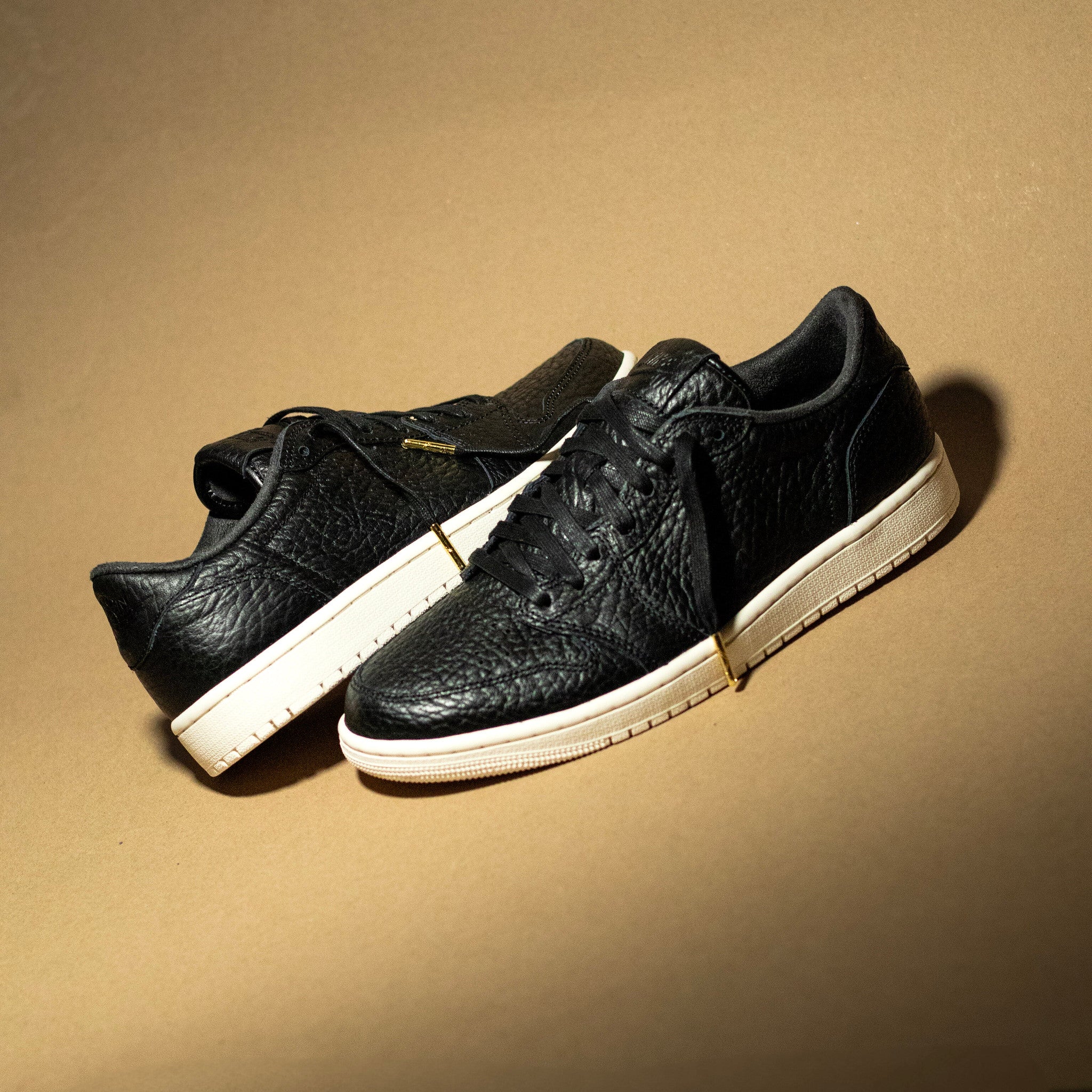 AIR JORDAN 1 LOW SWOOSHLESS BLACK