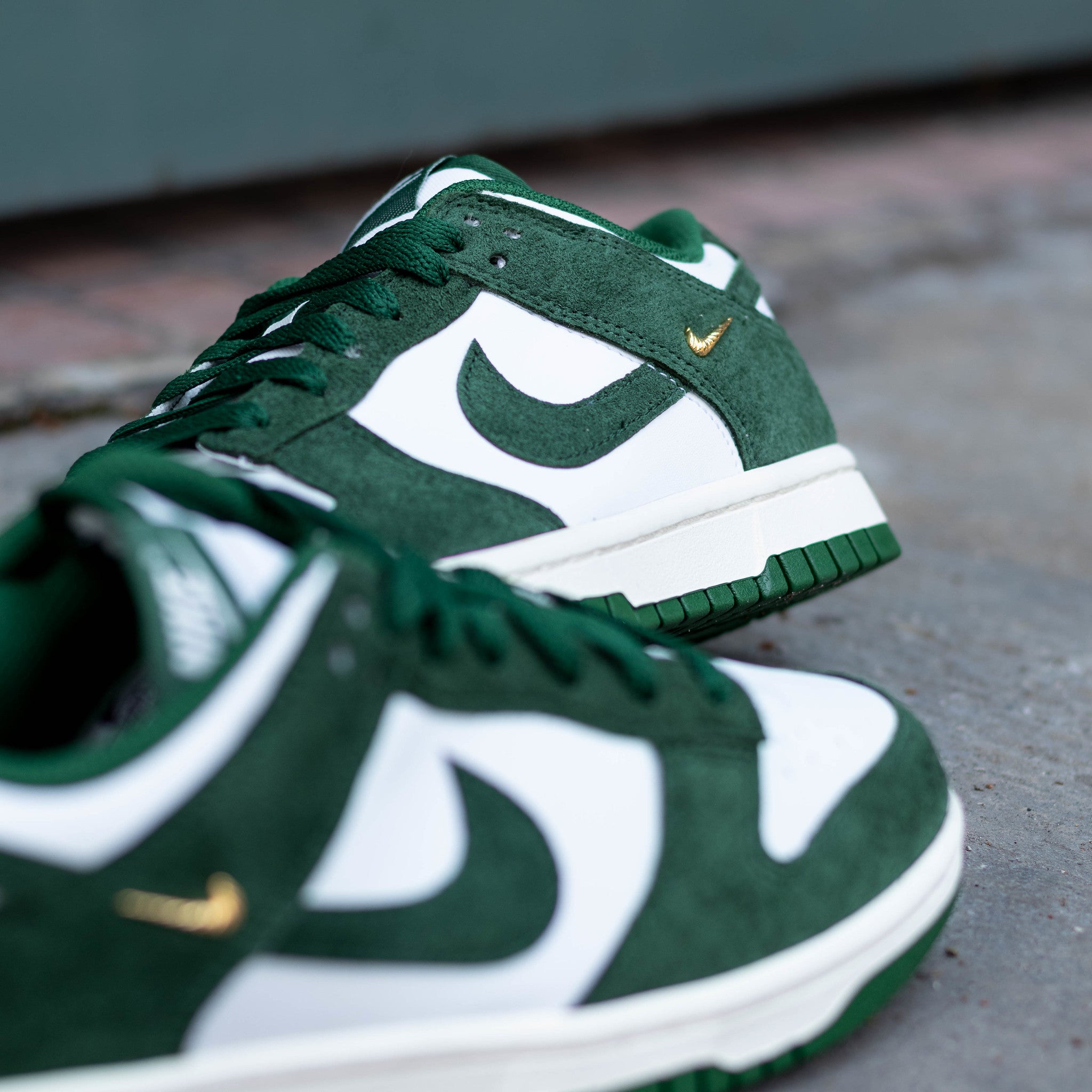 NIKE DUNK LOW GORGE GREEN GOLD MINI SWOOSH W