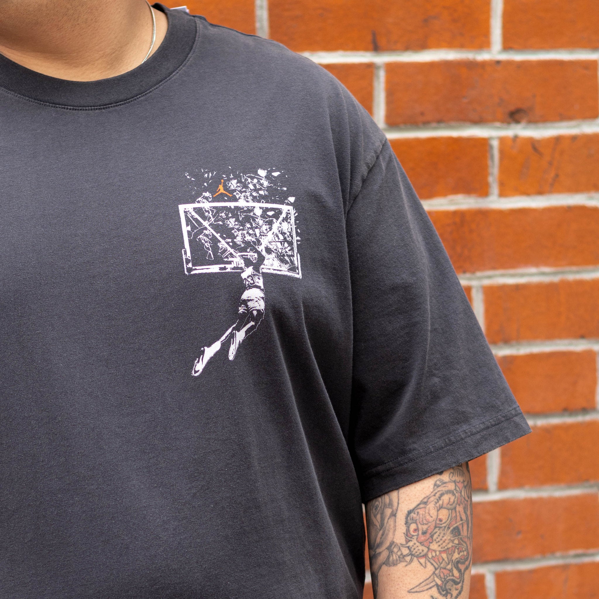 JORDAN TEE SHATTER BACKBOARD OFF NOIR