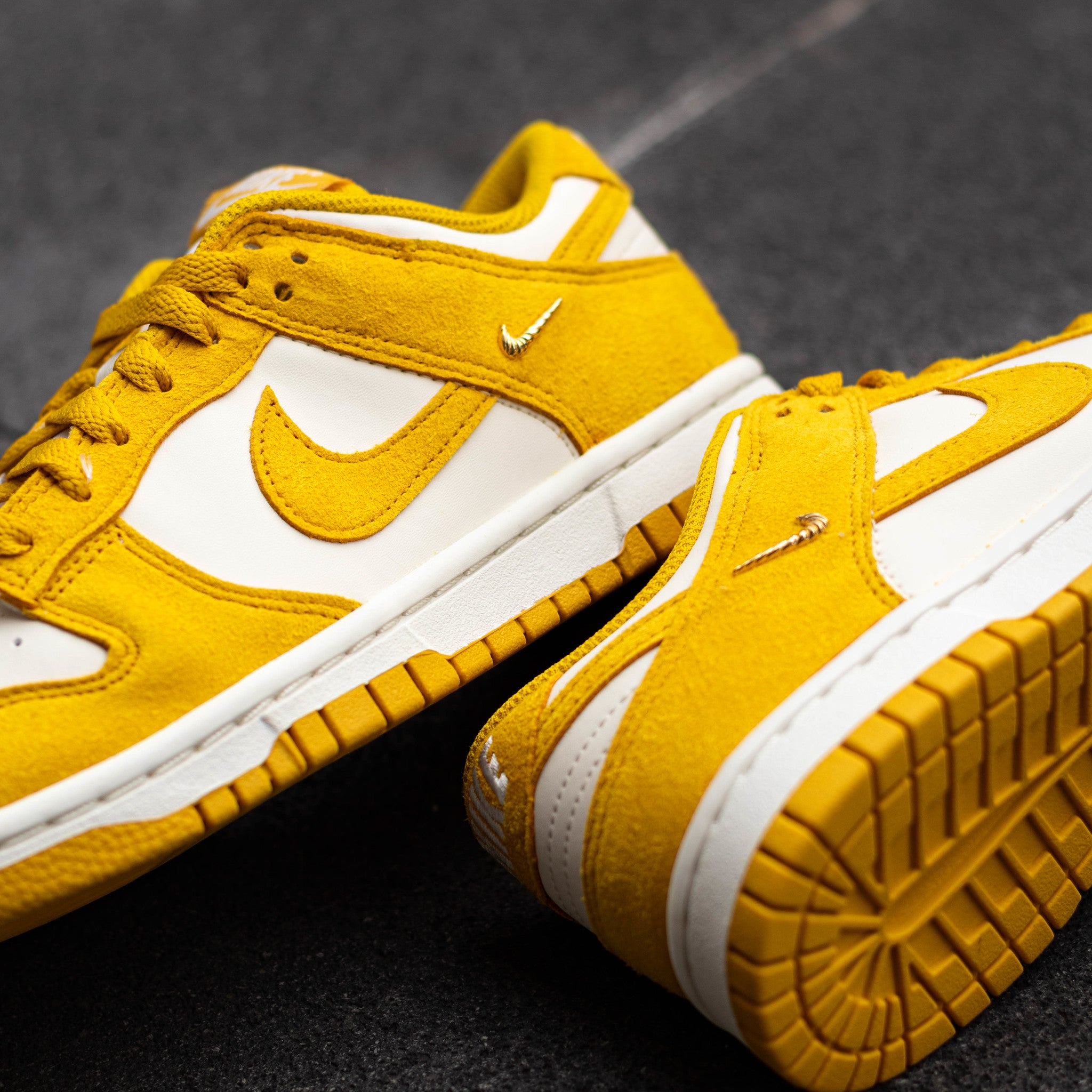 NIKE DUNK LOW SULFUR GOLD MINI SWOOSH W