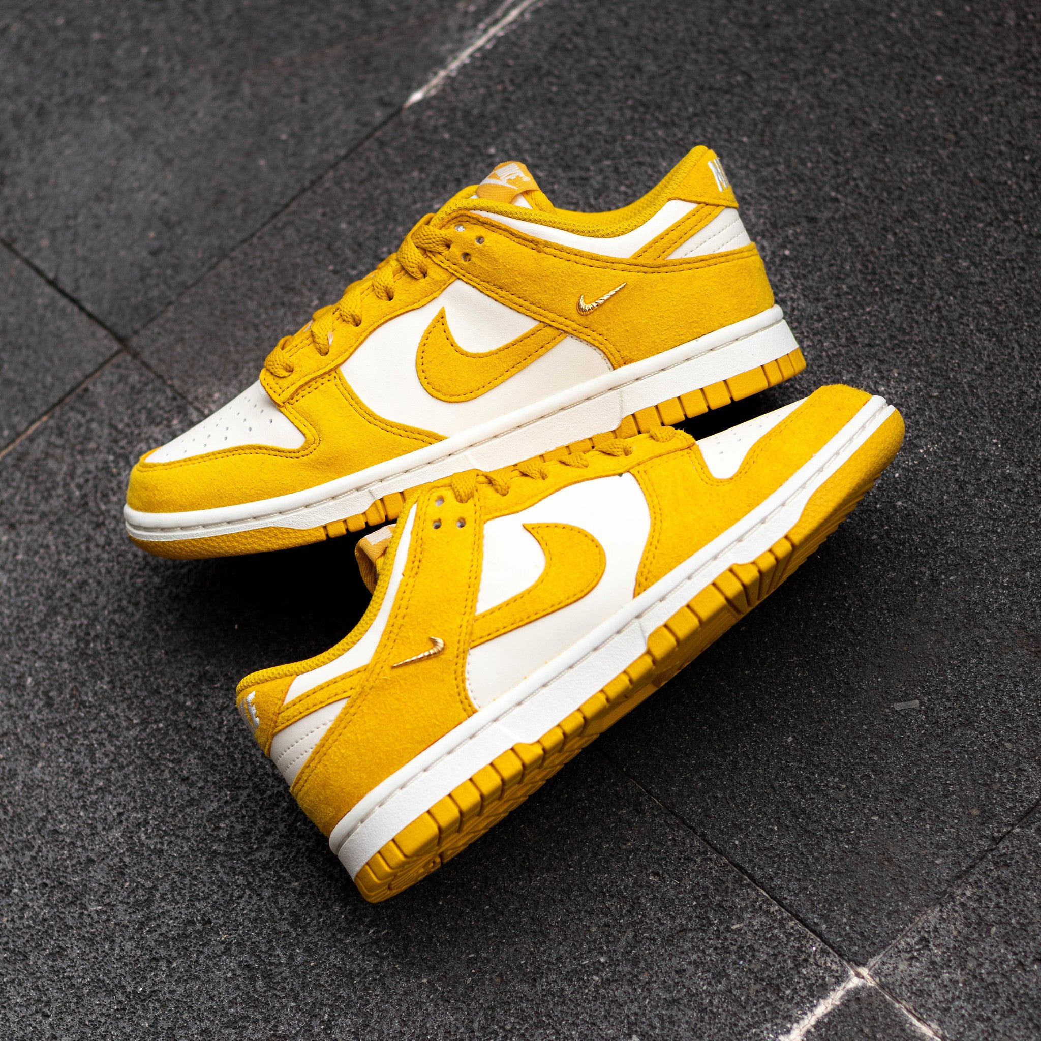 NIKE DUNK LOW SULFUR GOLD MINI SWOOSH W