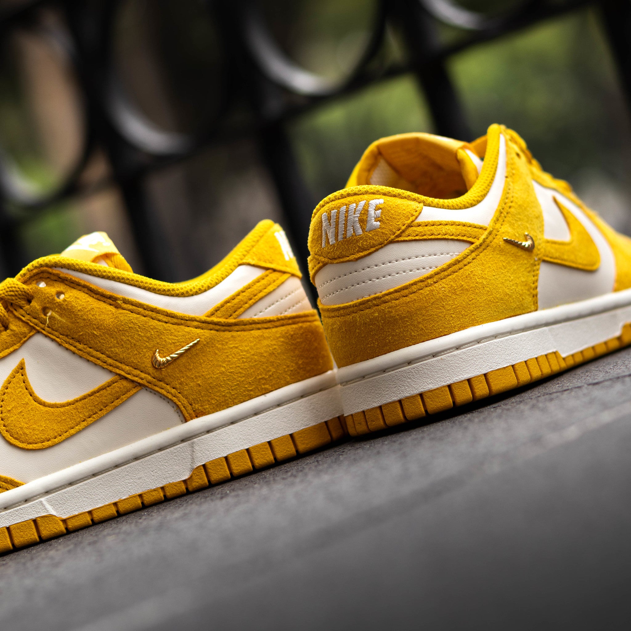 NIKE DUNK LOW SULFUR GOLD MINI SWOOSH W