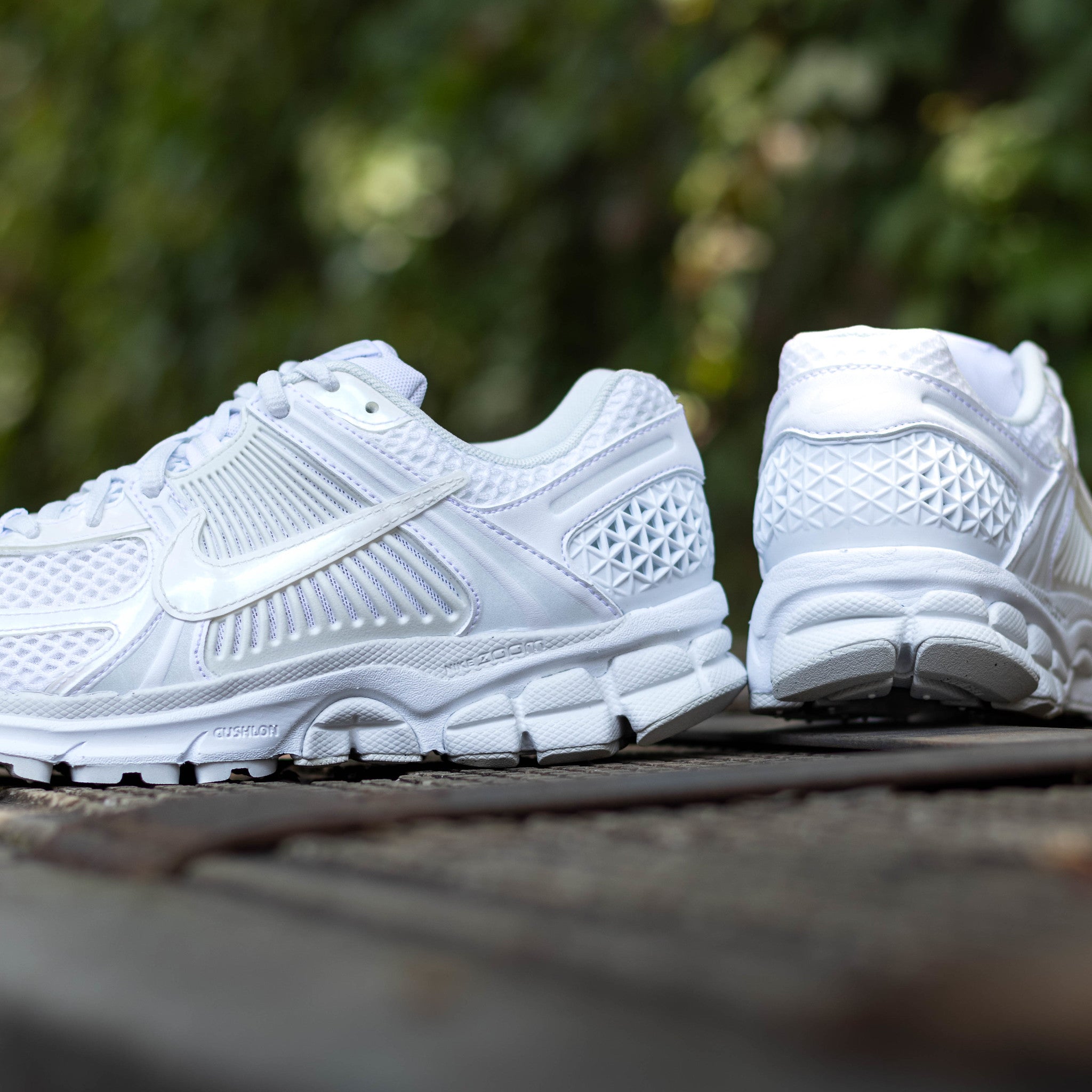 NIKE ZOOM VOMERO 5 TRIPLE WHITE IRI W