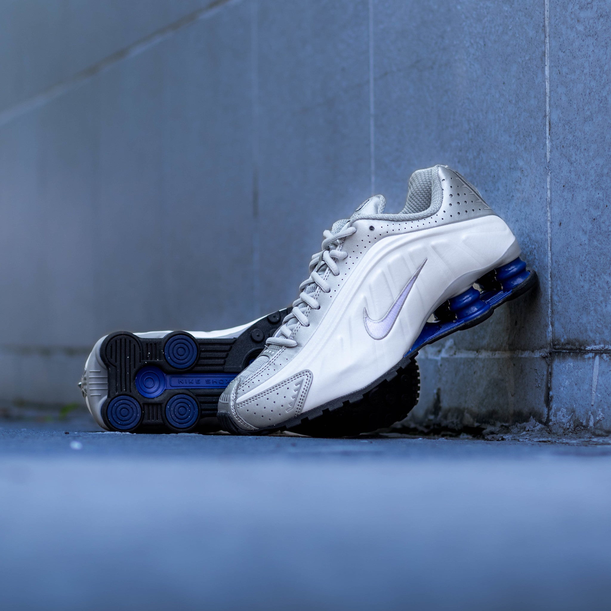 NIKE SHOX R4 METALLIC SILVER DEEP BLUE