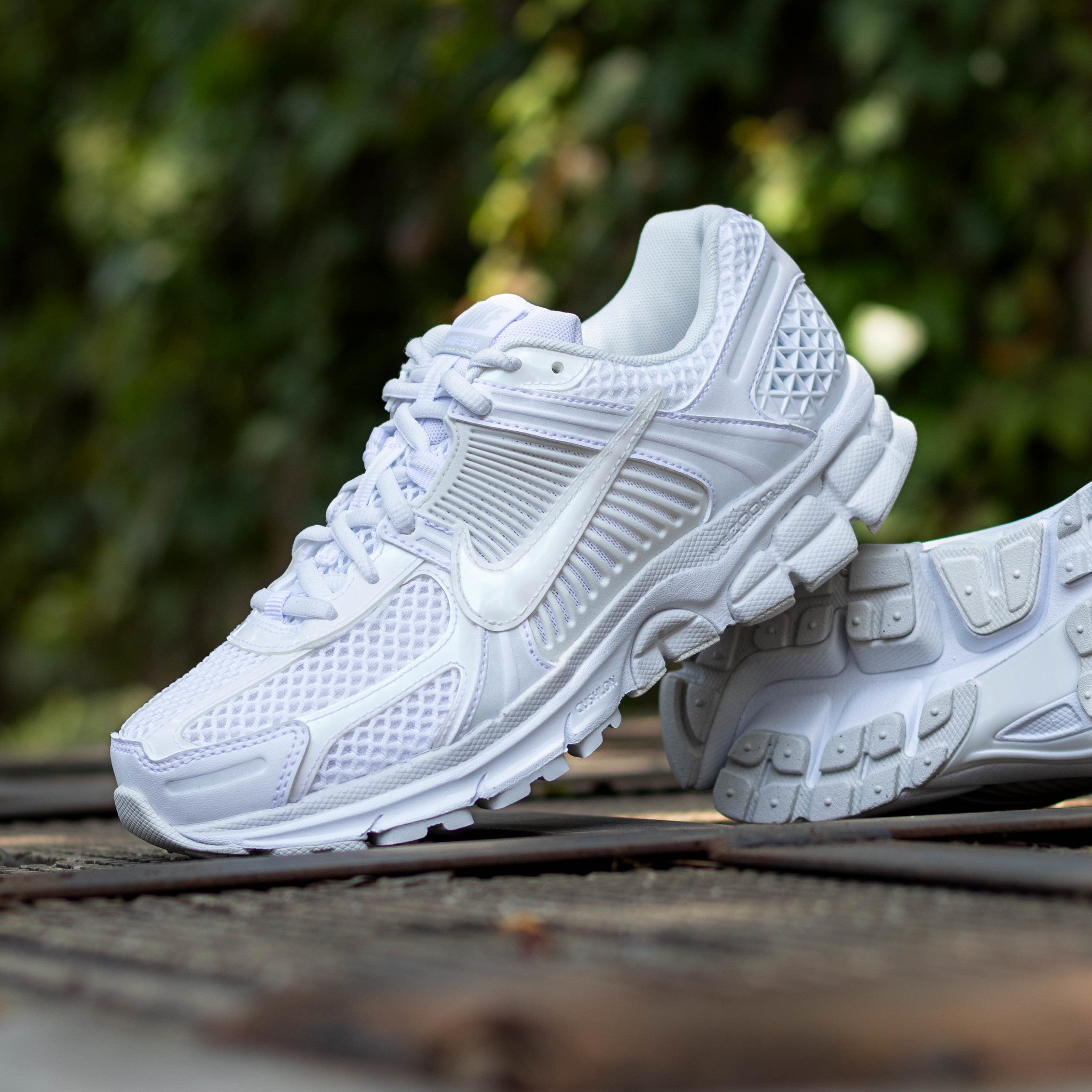 NIKE ZOOM VOMERO 5 TRIPLE WHITE IRI W