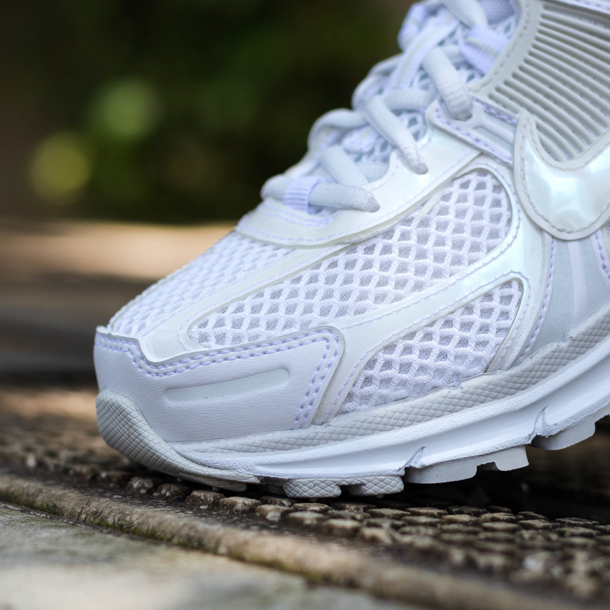 NIKE ZOOM VOMERO 5 TRIPLE WHITE IRI W
