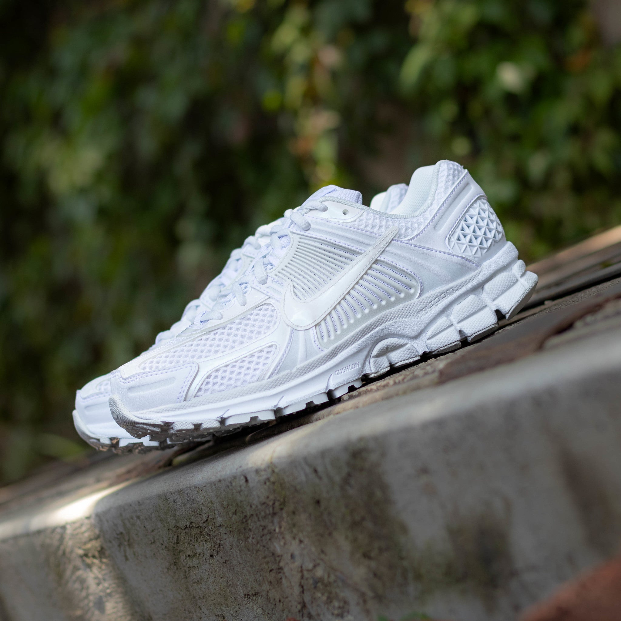NIKE ZOOM VOMERO 5 TRIPLE WHITE IRI W