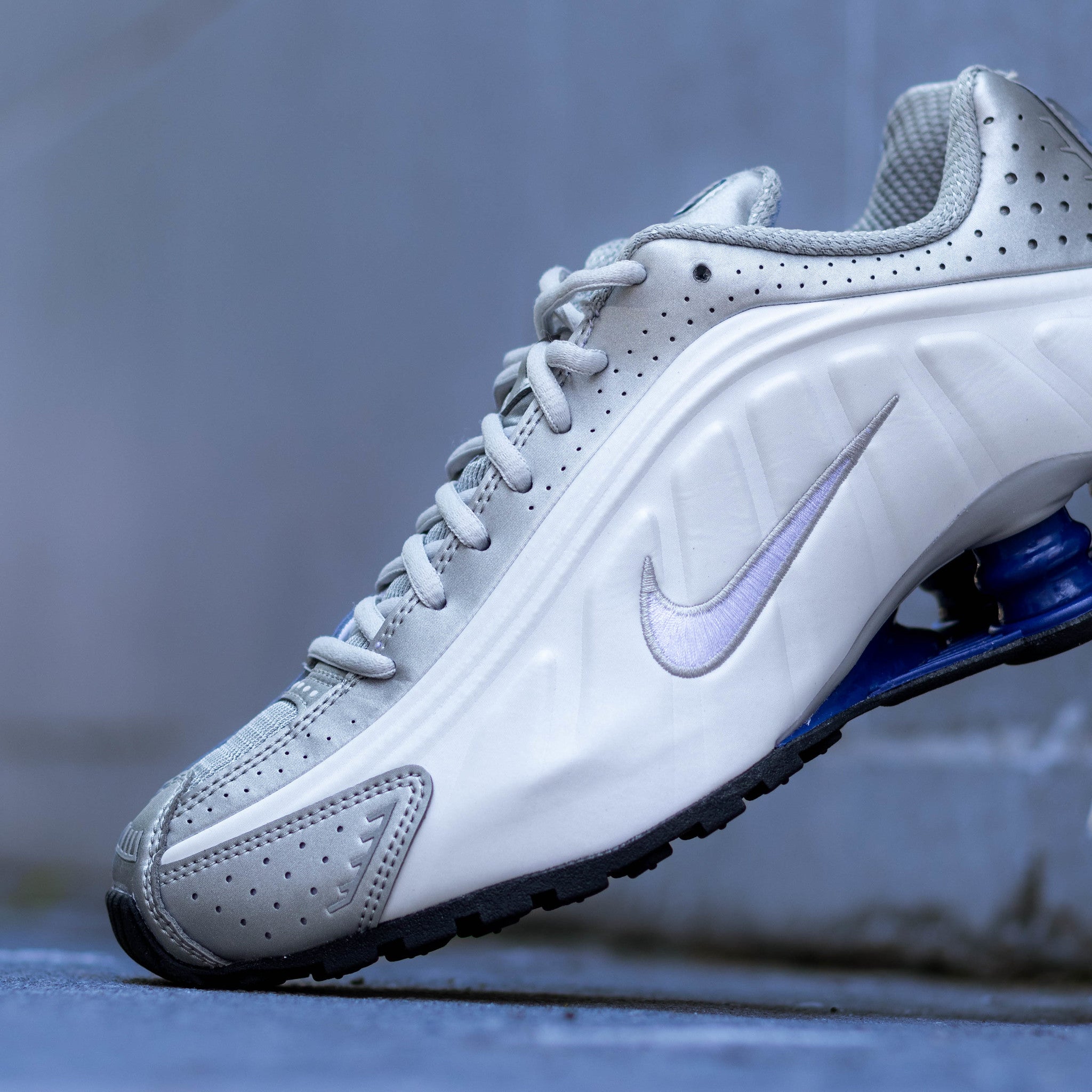 NIKE SHOX R4 METALLIC SILVER DEEP BLUE