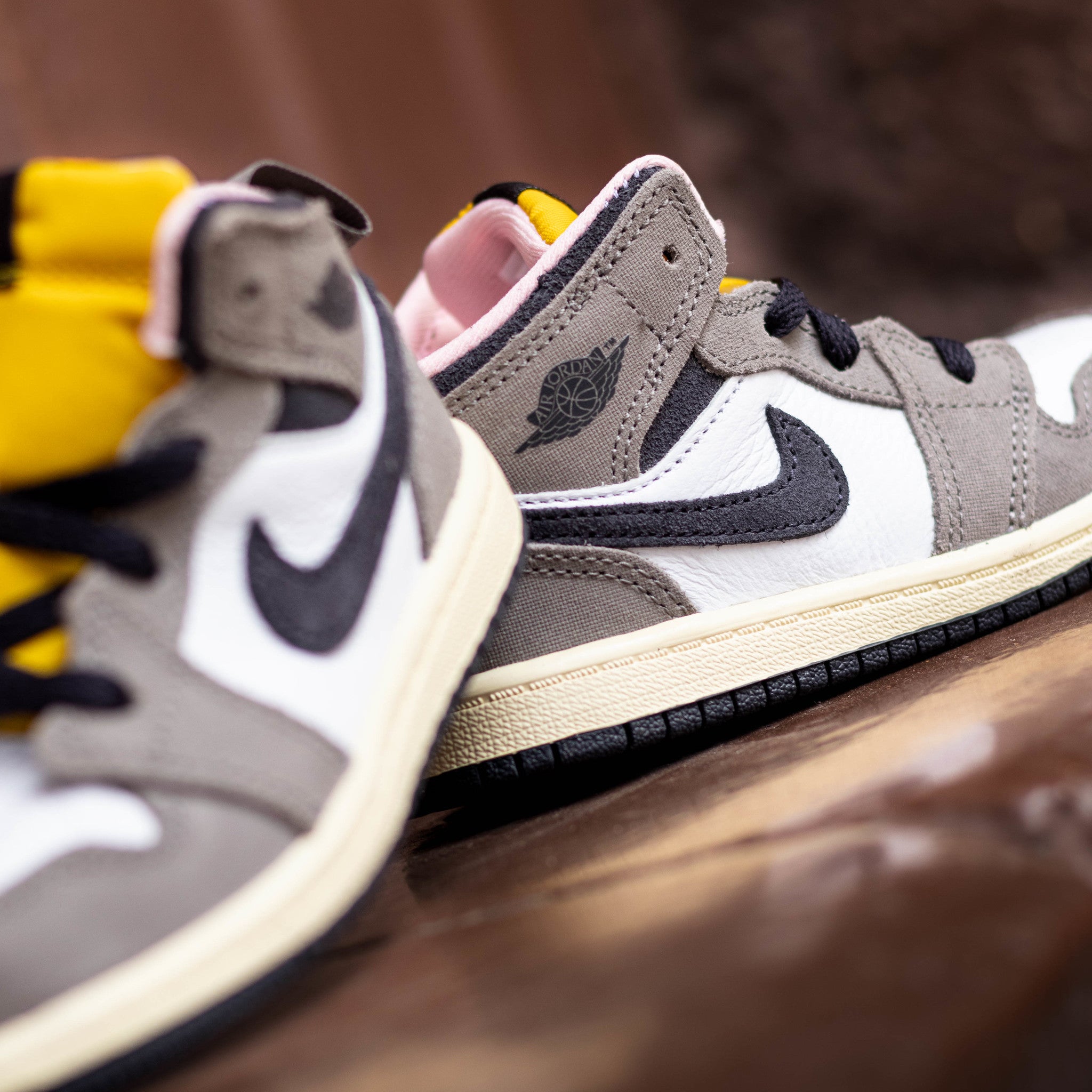 AIR JORDAN 1 MID WHITE OIL GREY TD