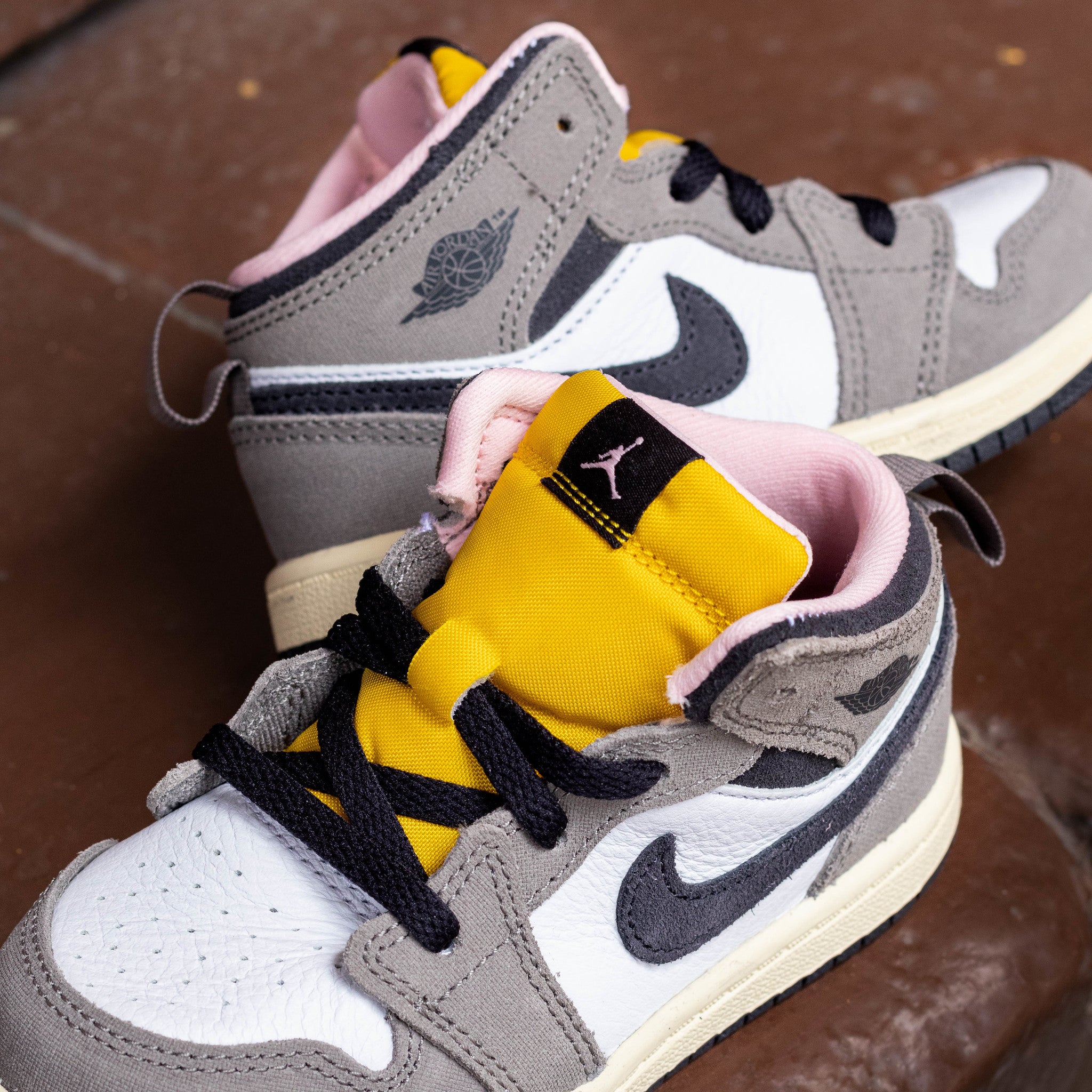 AIR JORDAN 1 MID WHITE OIL GREY TD