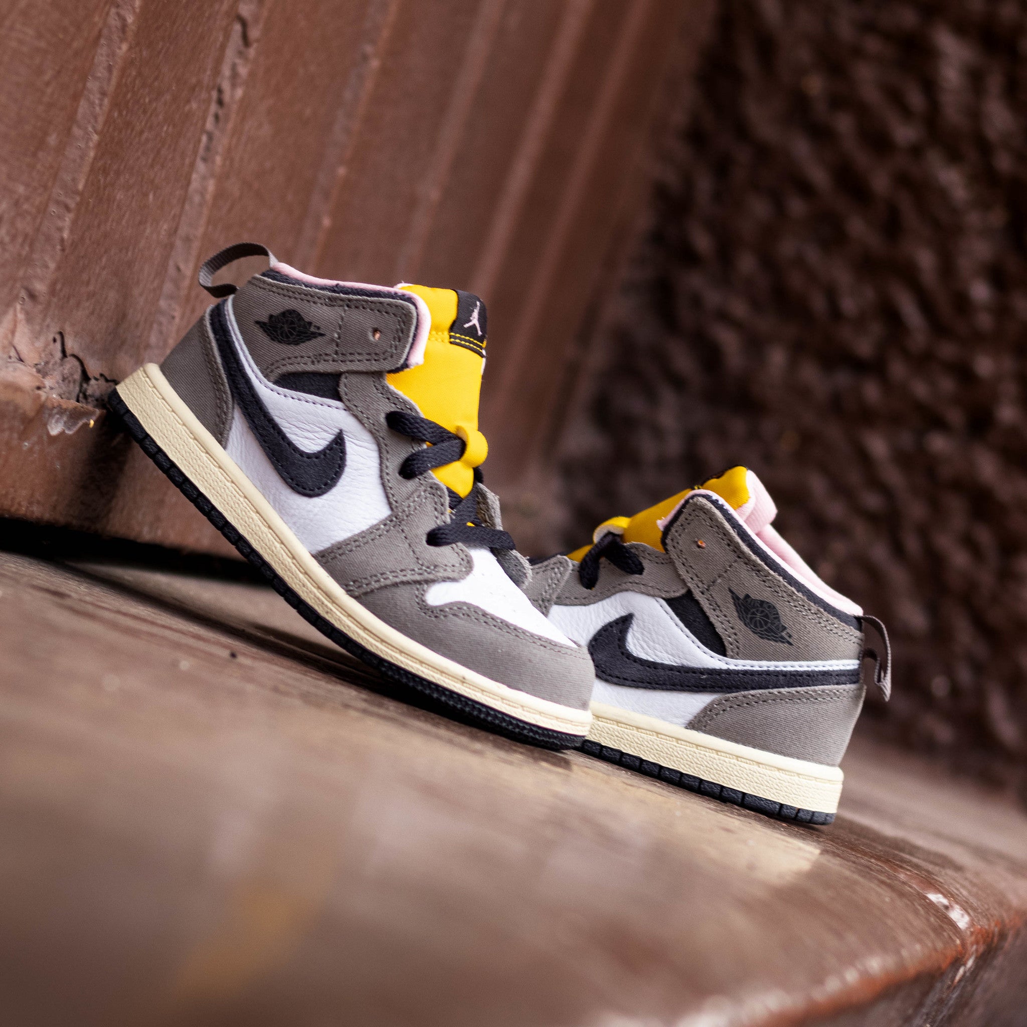 AIR JORDAN 1 MID WHITE OIL GREY TD