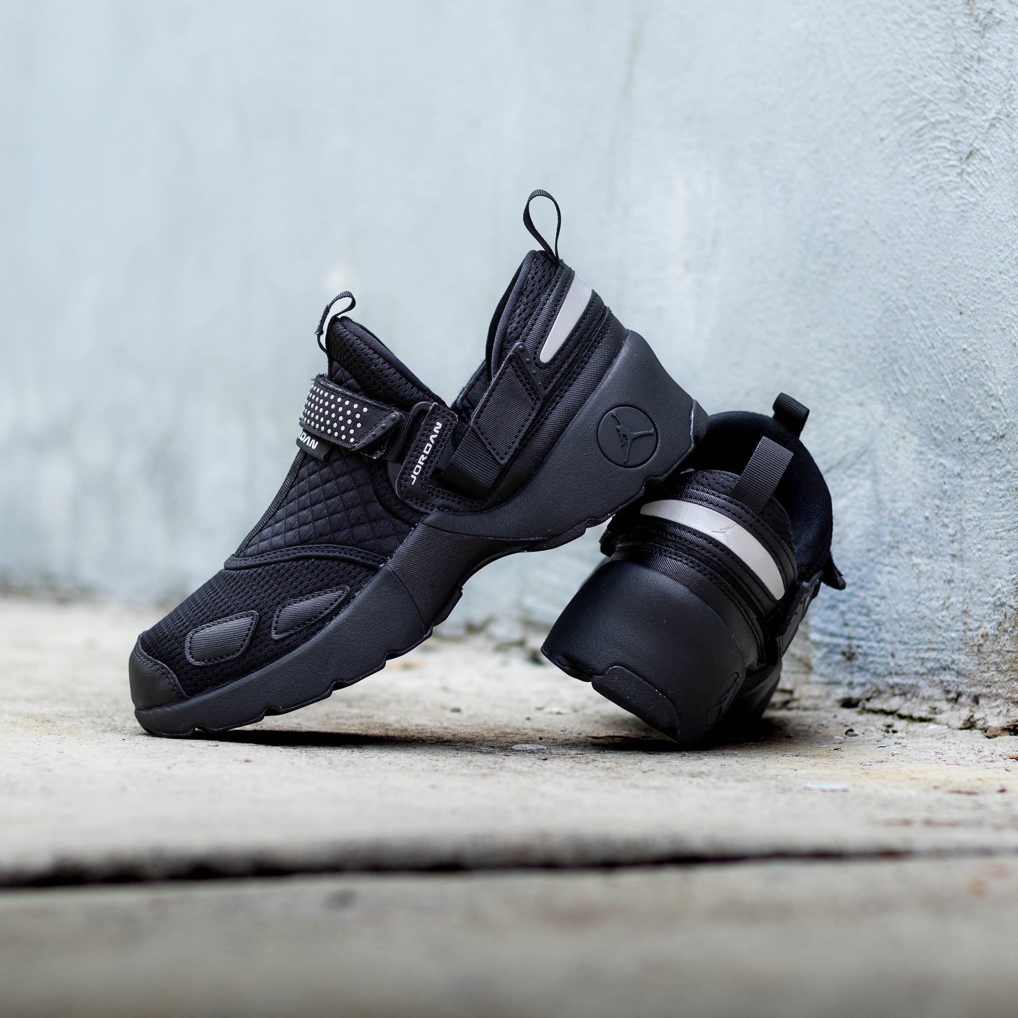 JORDAN TRUNNER TRIPLE BLACK W