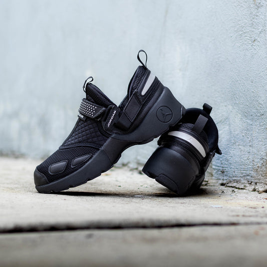 JORDAN TRUNNER TRIPLE BLACK W
