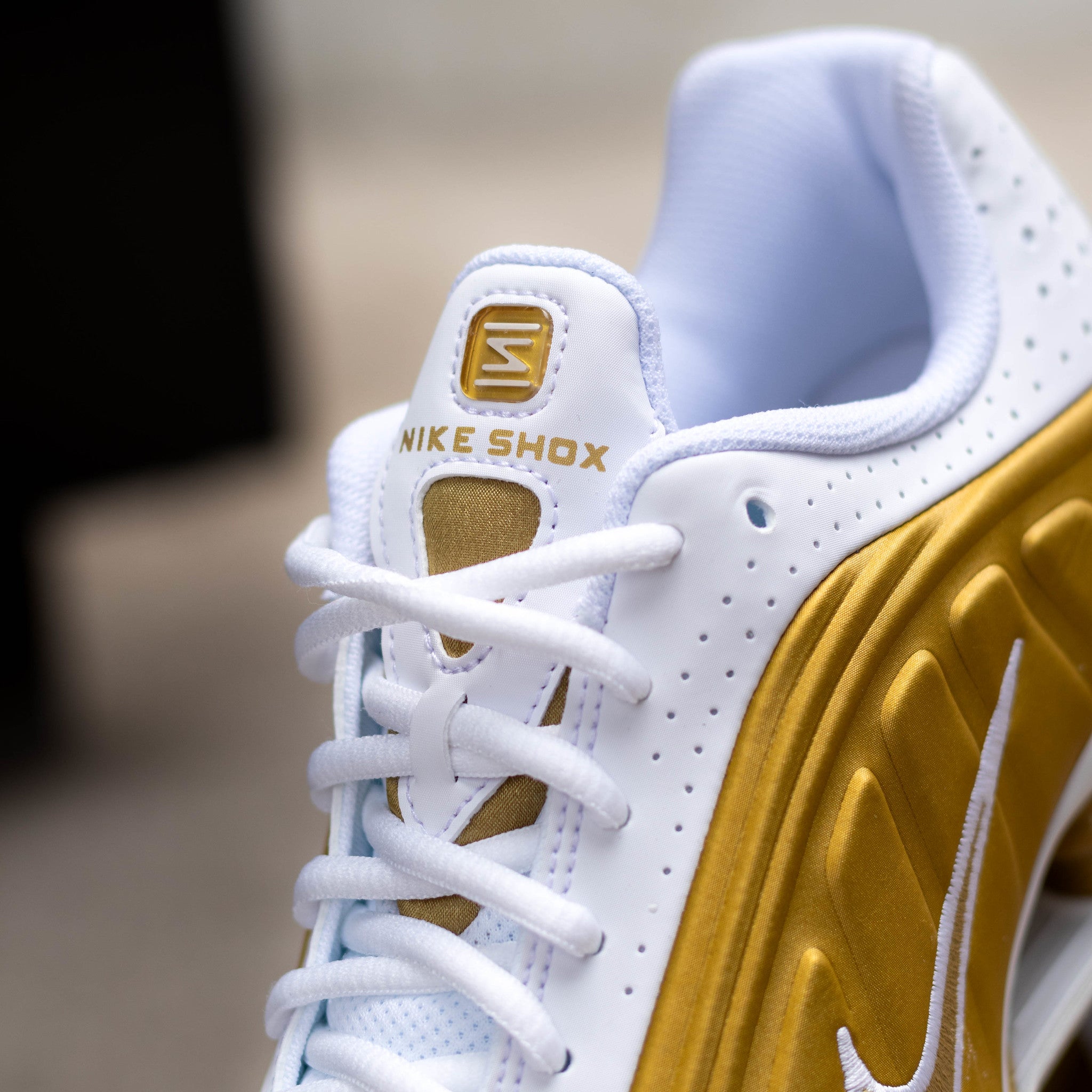 NIKE SHOX R4 METALLIC GOLD WHITE
