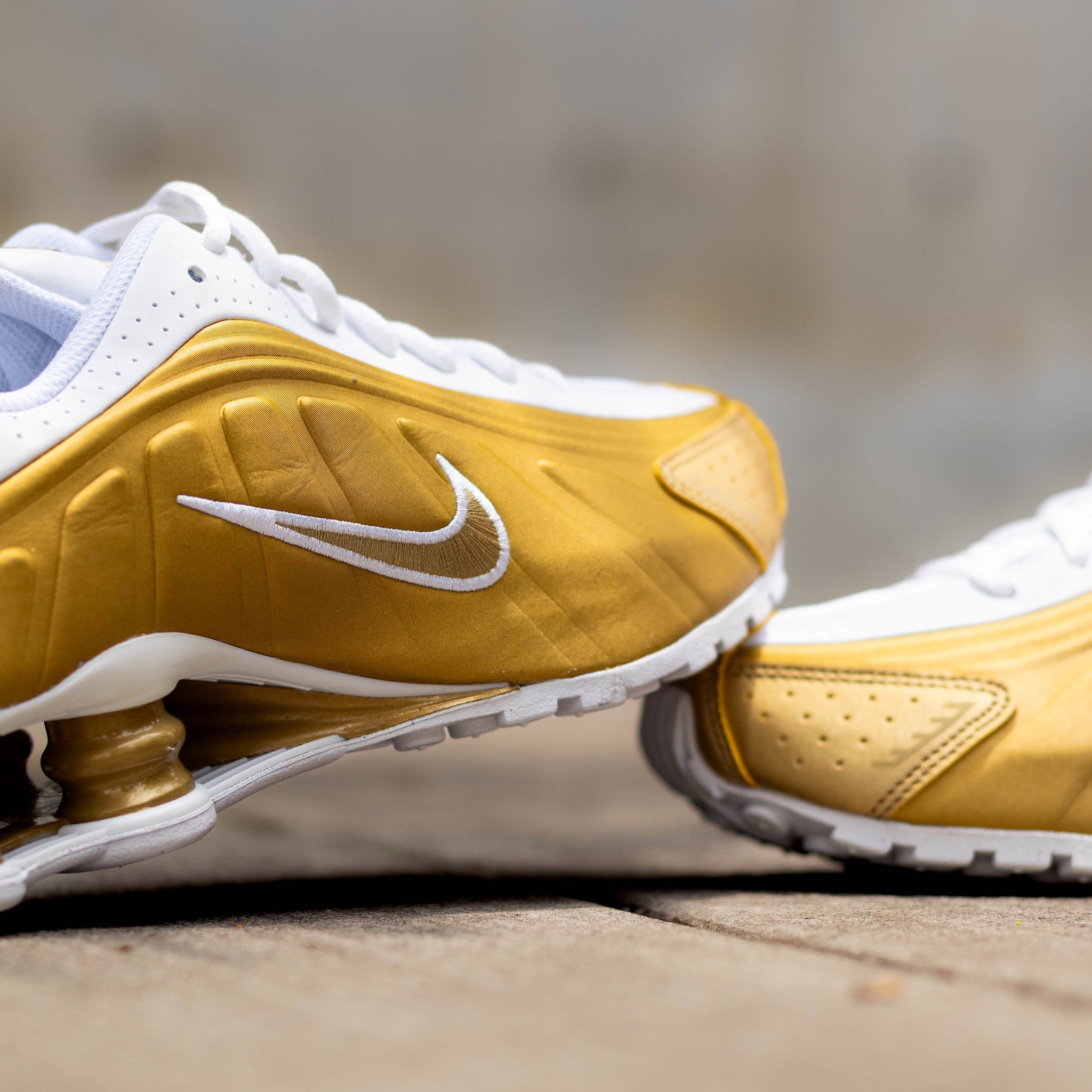 NIKE SHOX R4 METALLIC GOLD WHITE