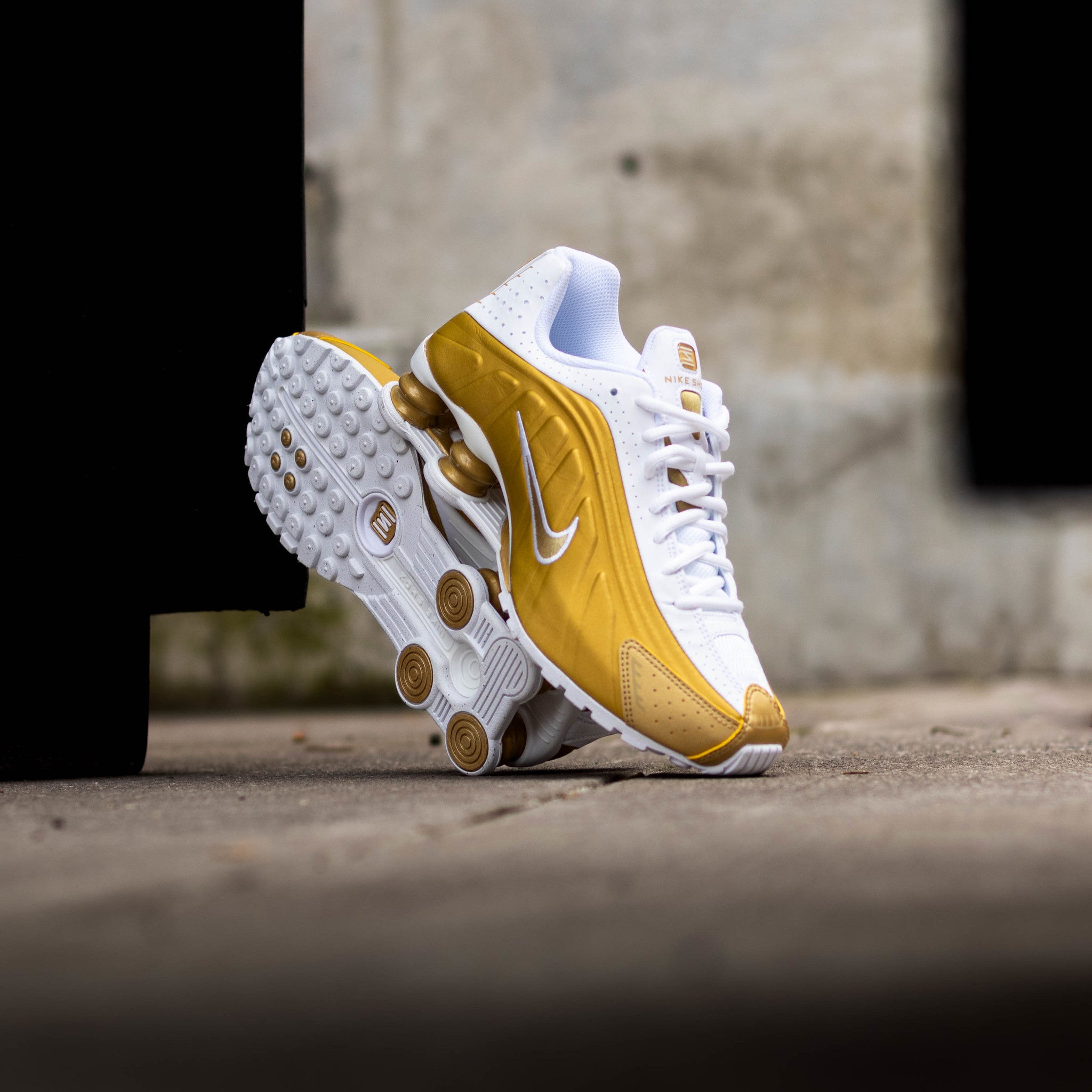 NIKE SHOX R4 METALLIC GOLD WHITE