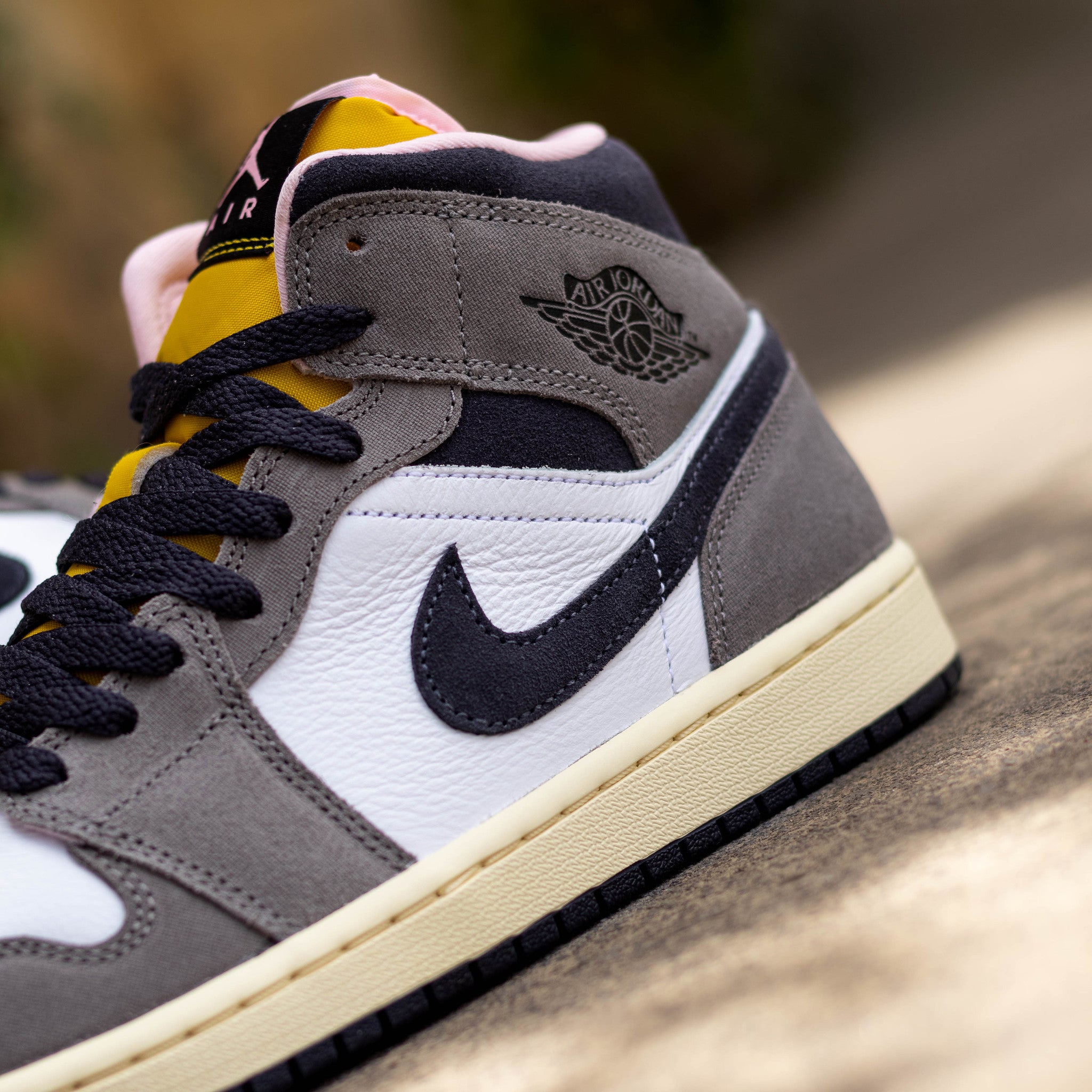 AIR JORDAN 1 MID WHITE OIL GREY