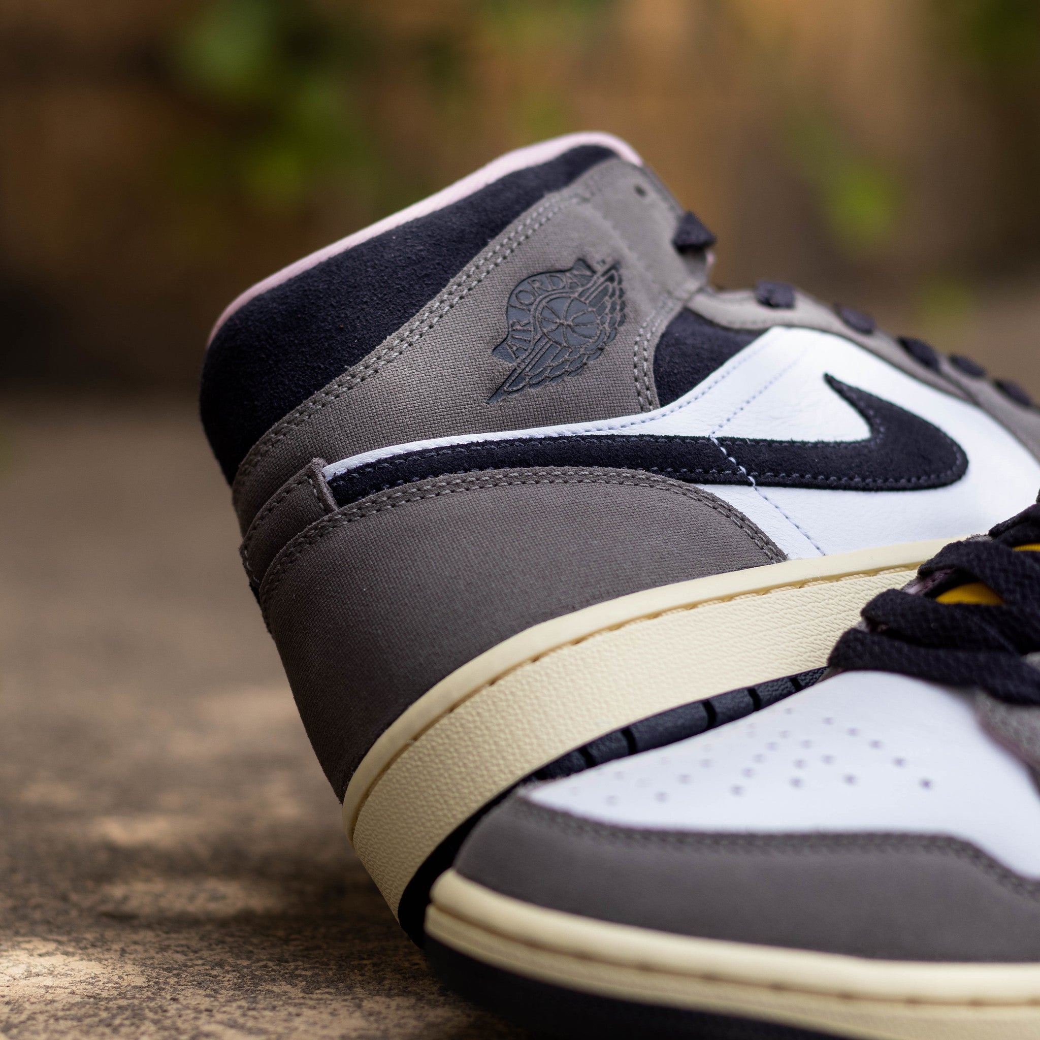 AIR JORDAN 1 MID WHITE OIL GREY