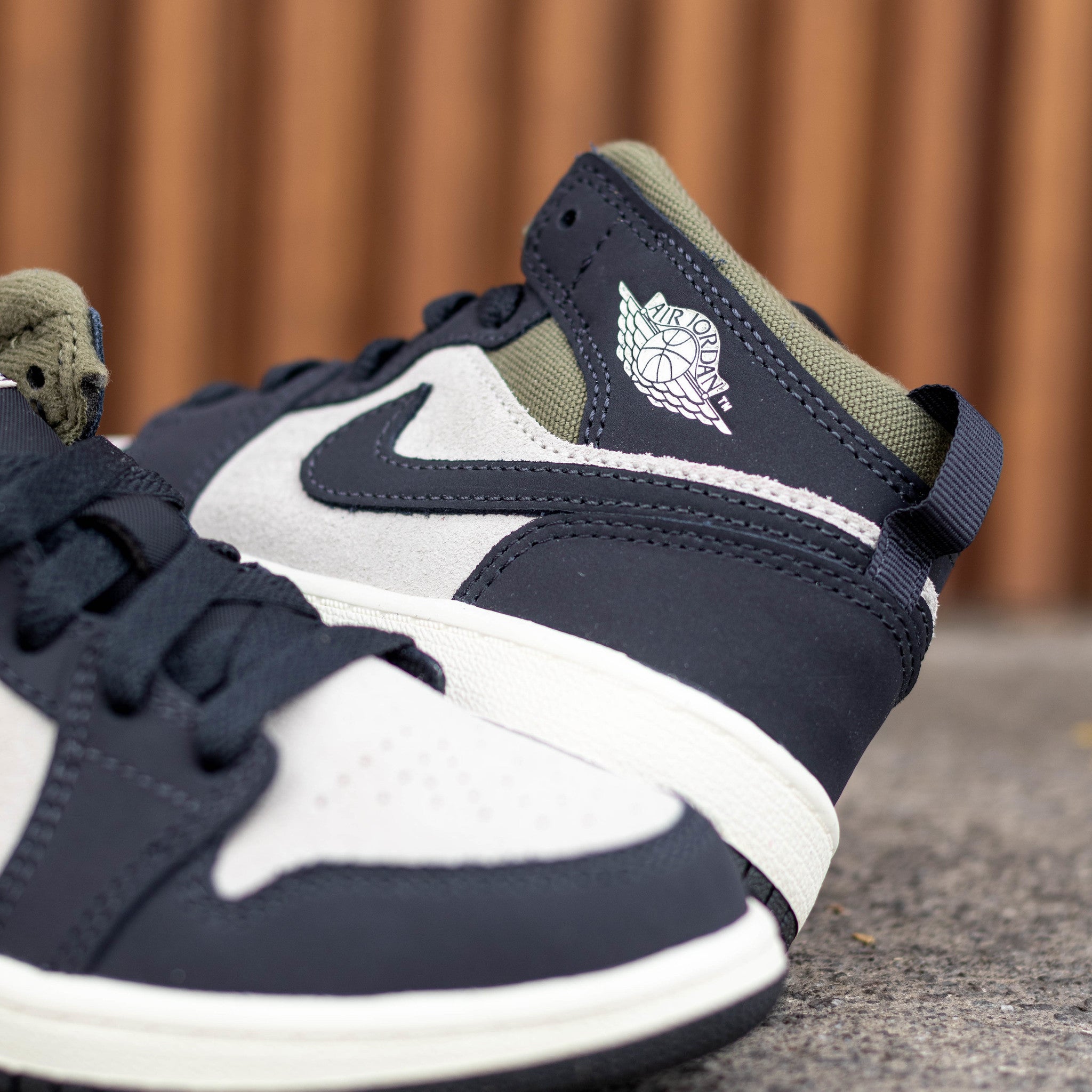 AIR JORDAN 1 MID OFF NOIR MEDIUM OLIVE PS