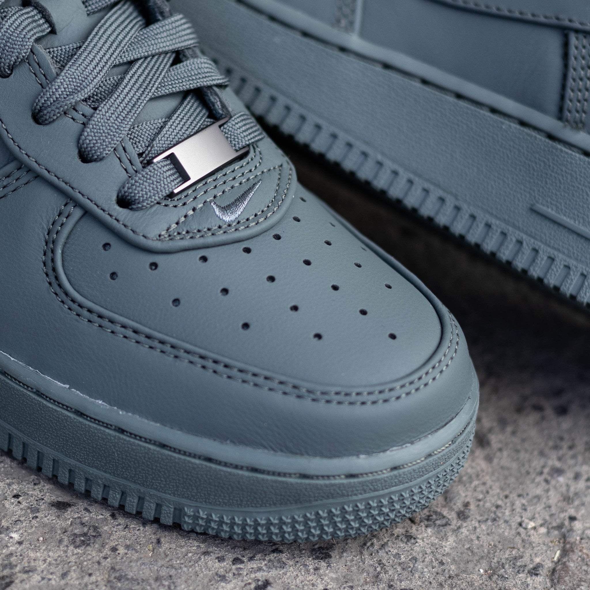 NIKE AIR FORCE ONE LOW BOMBER GREY
