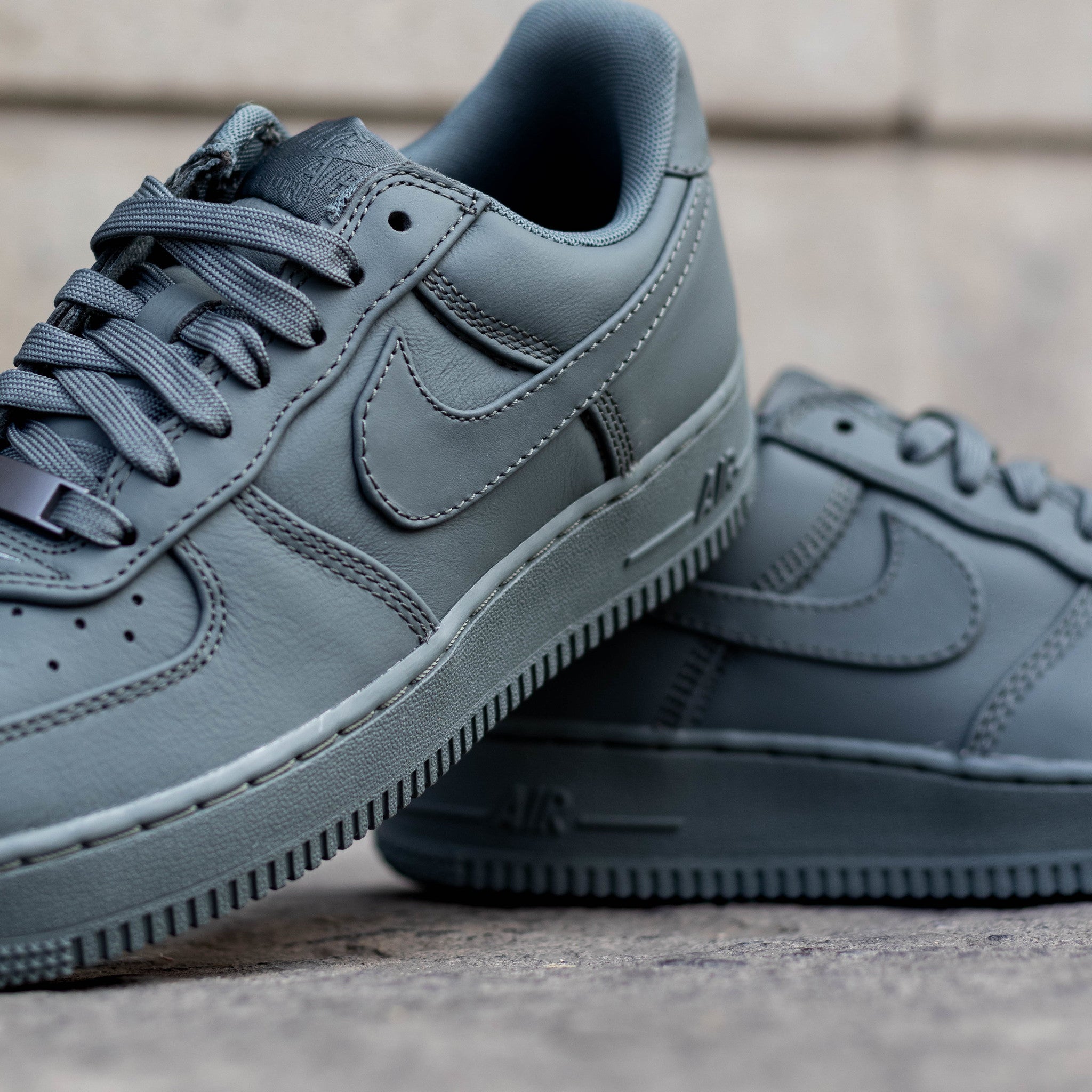 NIKE AIR FORCE ONE LOW BOMBER GREY