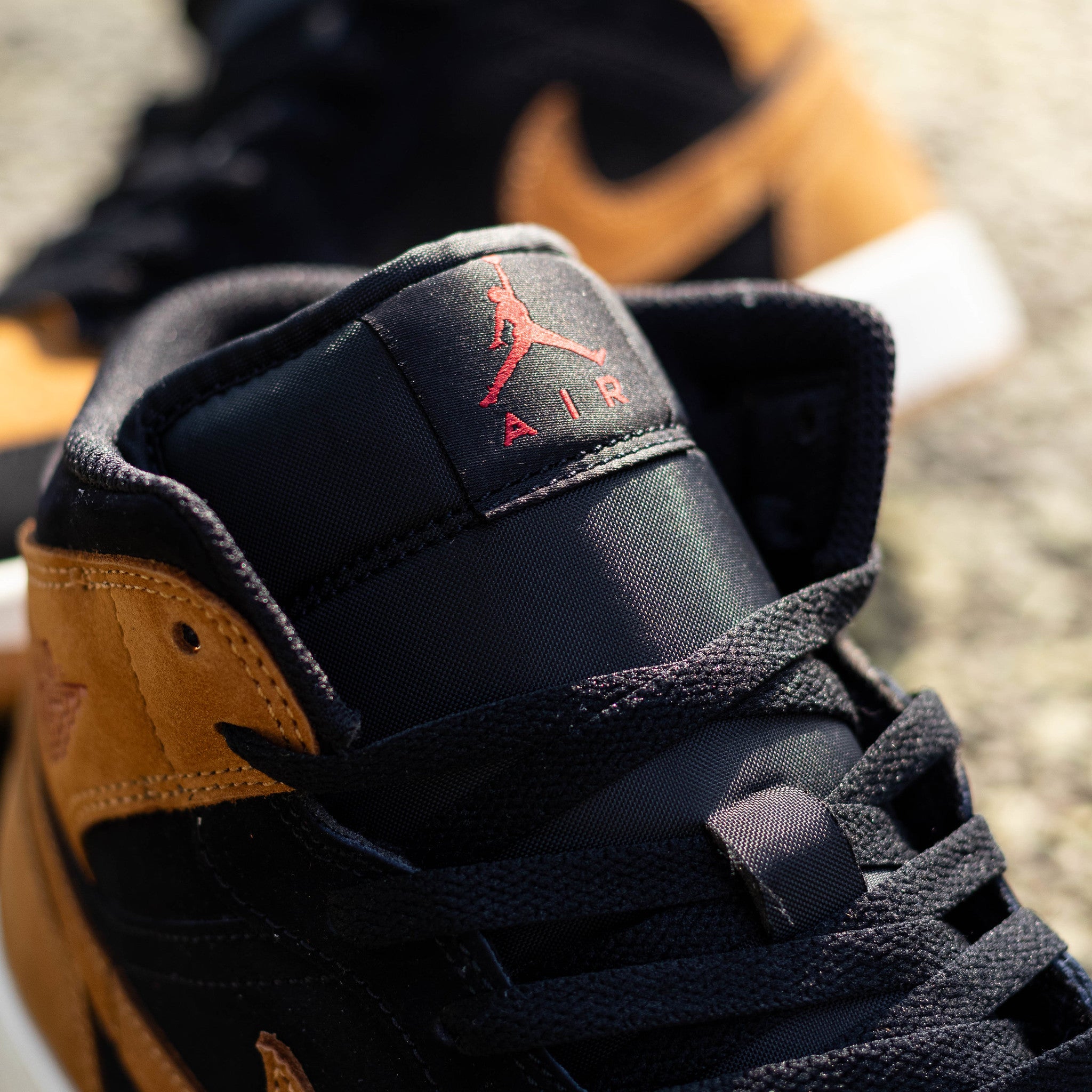 AIR JORDAN 1 MID BLACK FLAX