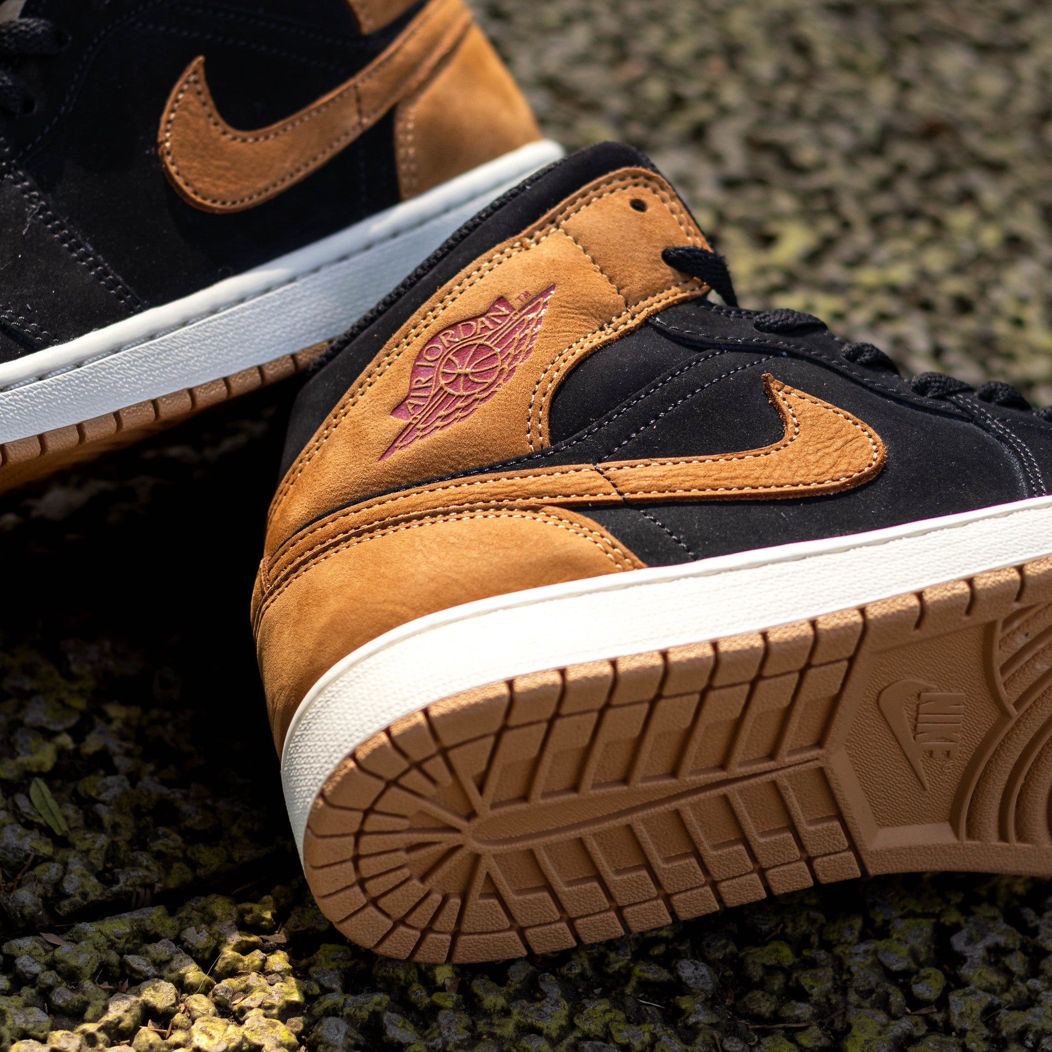 AIR JORDAN 1 MID BLACK FLAX