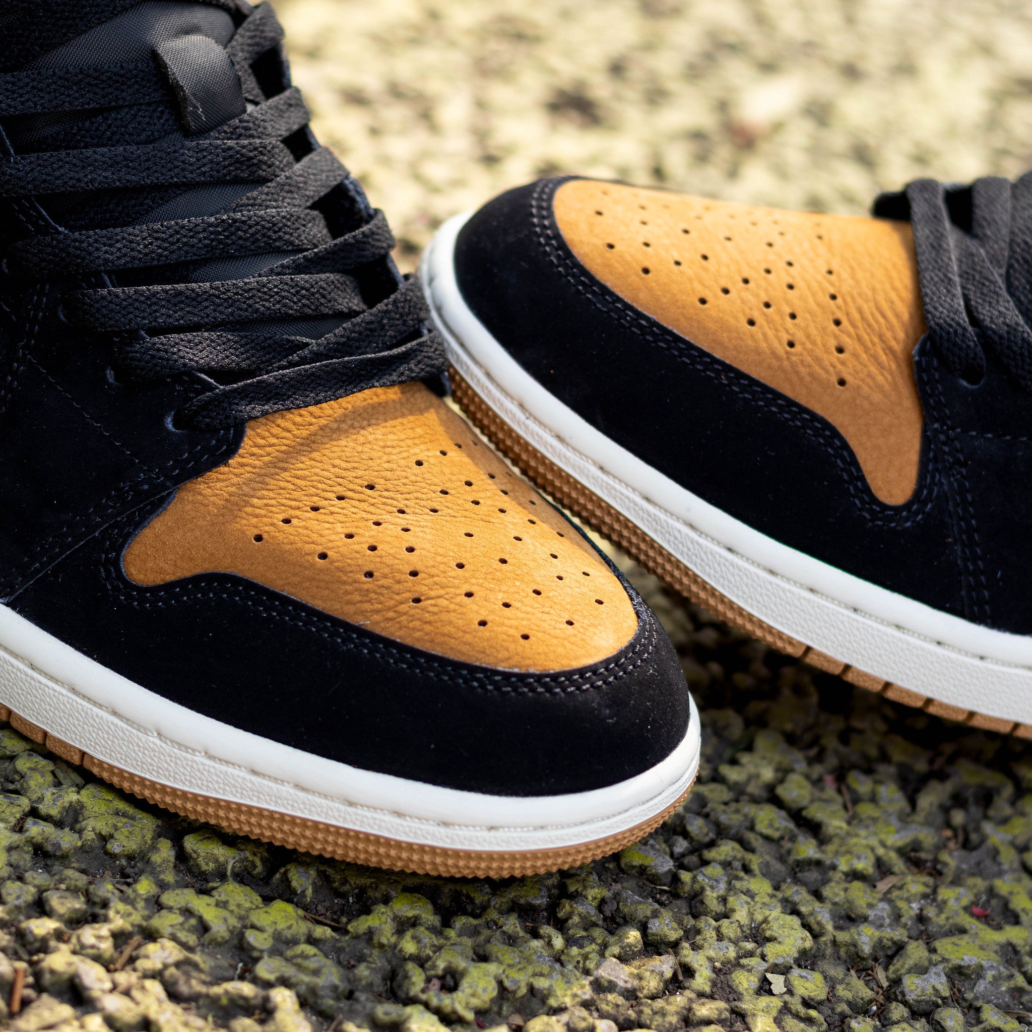 AIR JORDAN 1 MID BLACK FLAX