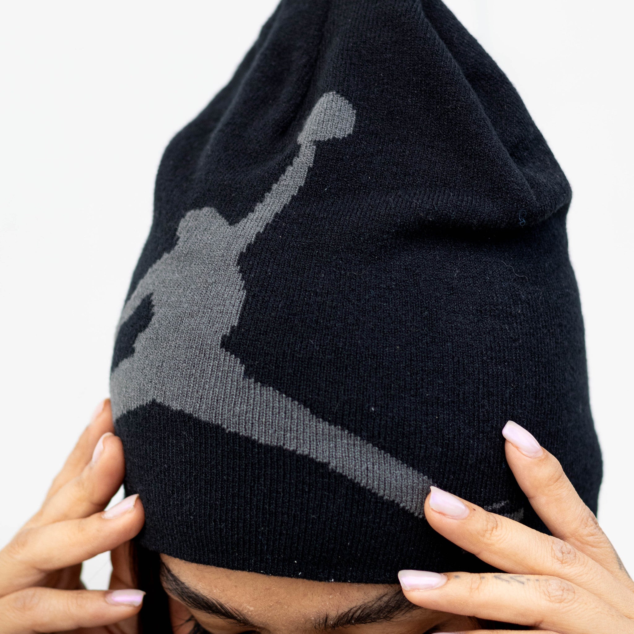 JORDAN PEAK BEANIE BROOKLYN BLACK GREY