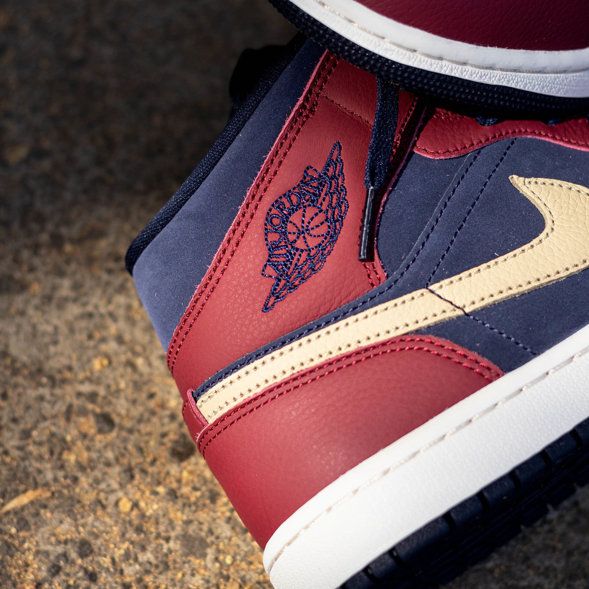 AIR JORDAN 1 MID TEAM RED OBSIDIAN