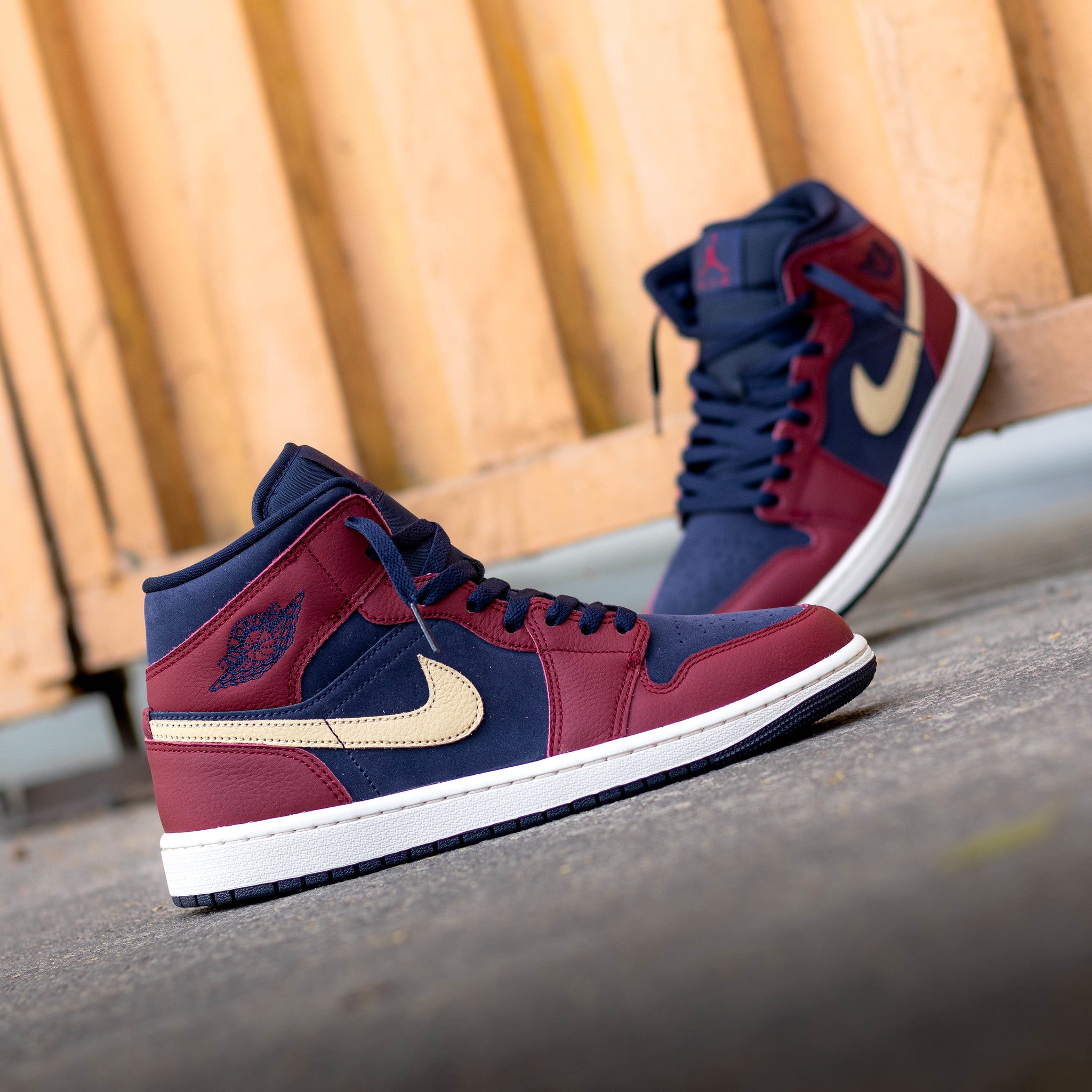 AIR JORDAN 1 MID TEAM RED OBSIDIAN