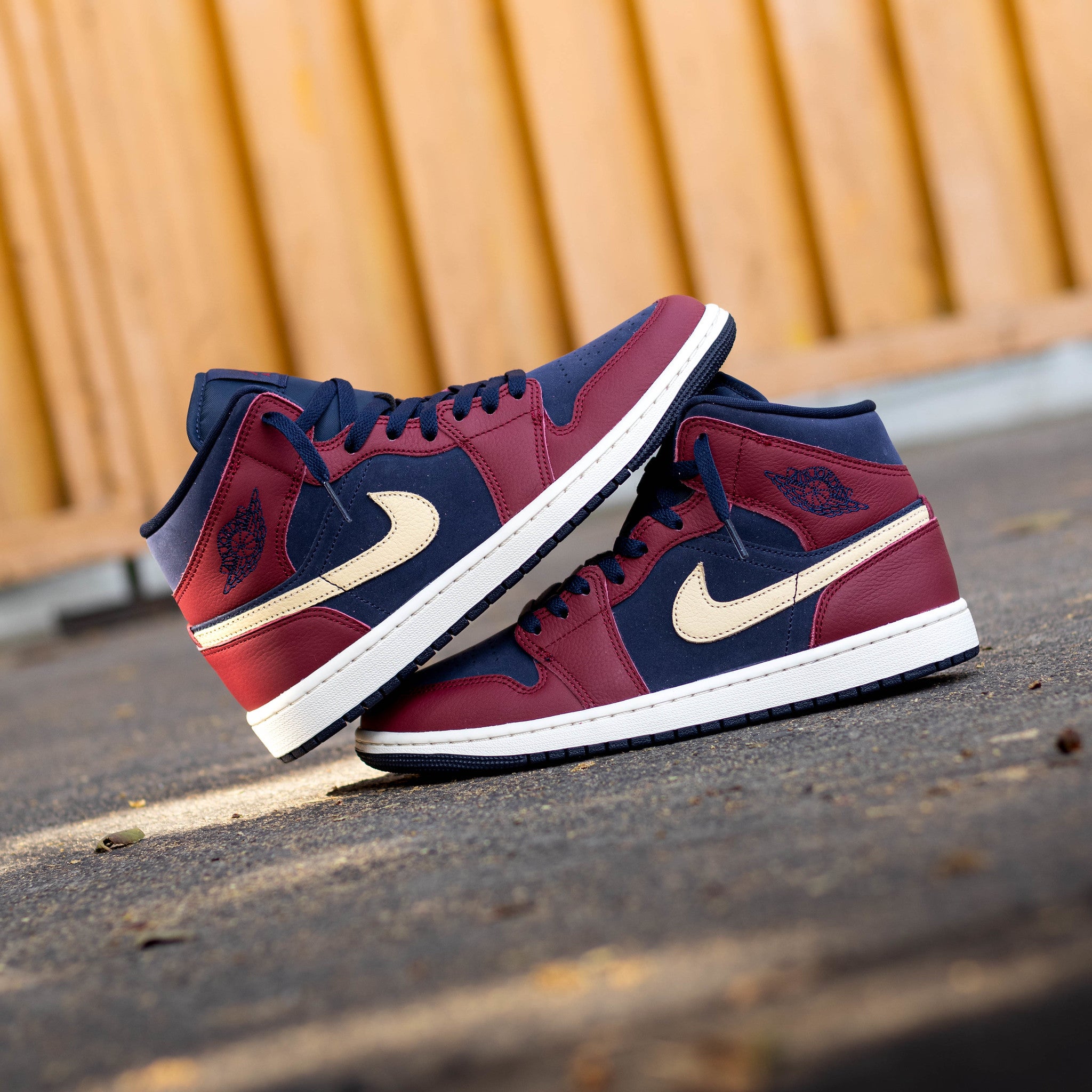 AIR JORDAN 1 MID TEAM RED OBSIDIAN