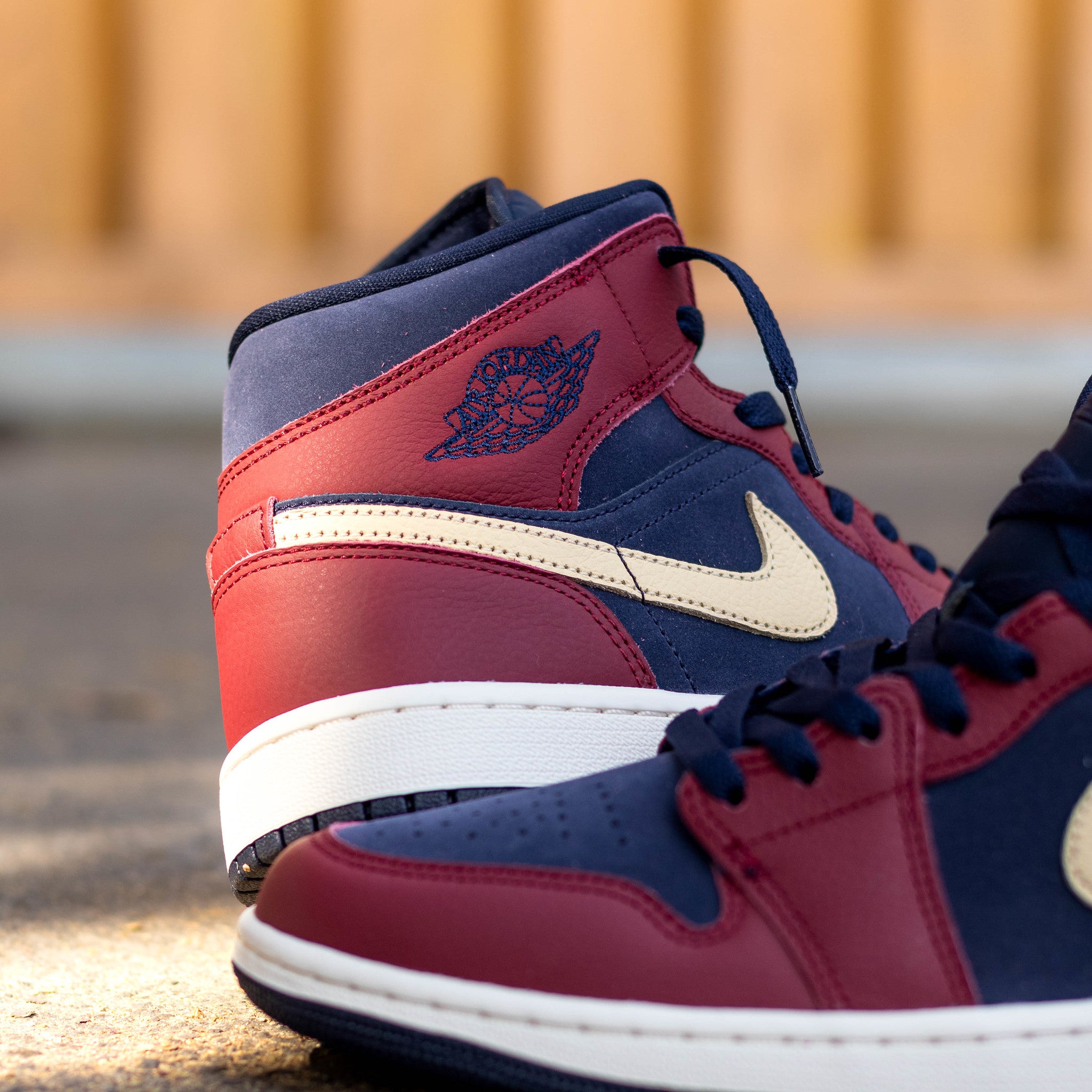 AIR JORDAN 1 MID TEAM RED OBSIDIAN