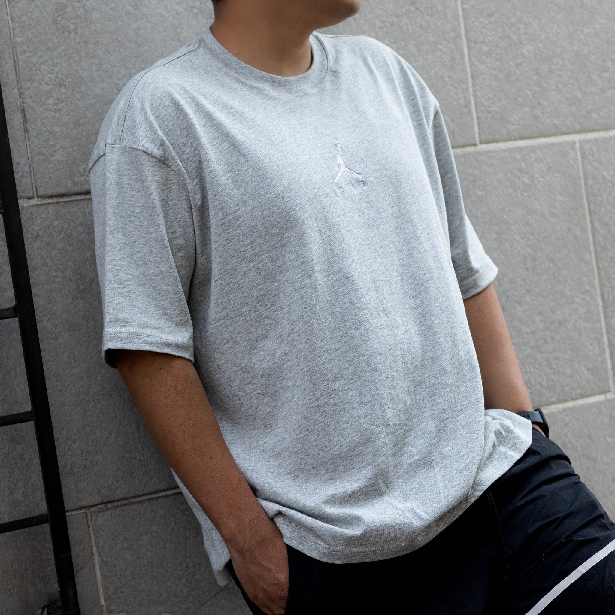JORDAN TEE ESSENTIALS GREY OVERSIZED