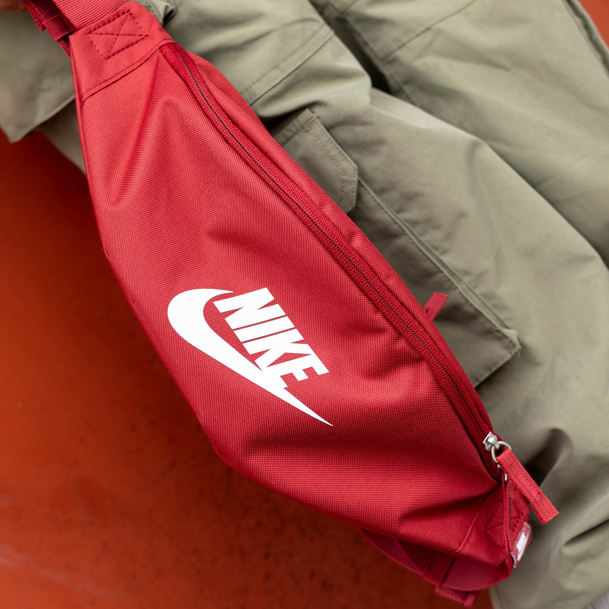 NIKE WAIST HERITAGE TEAM CRIMSON 3L