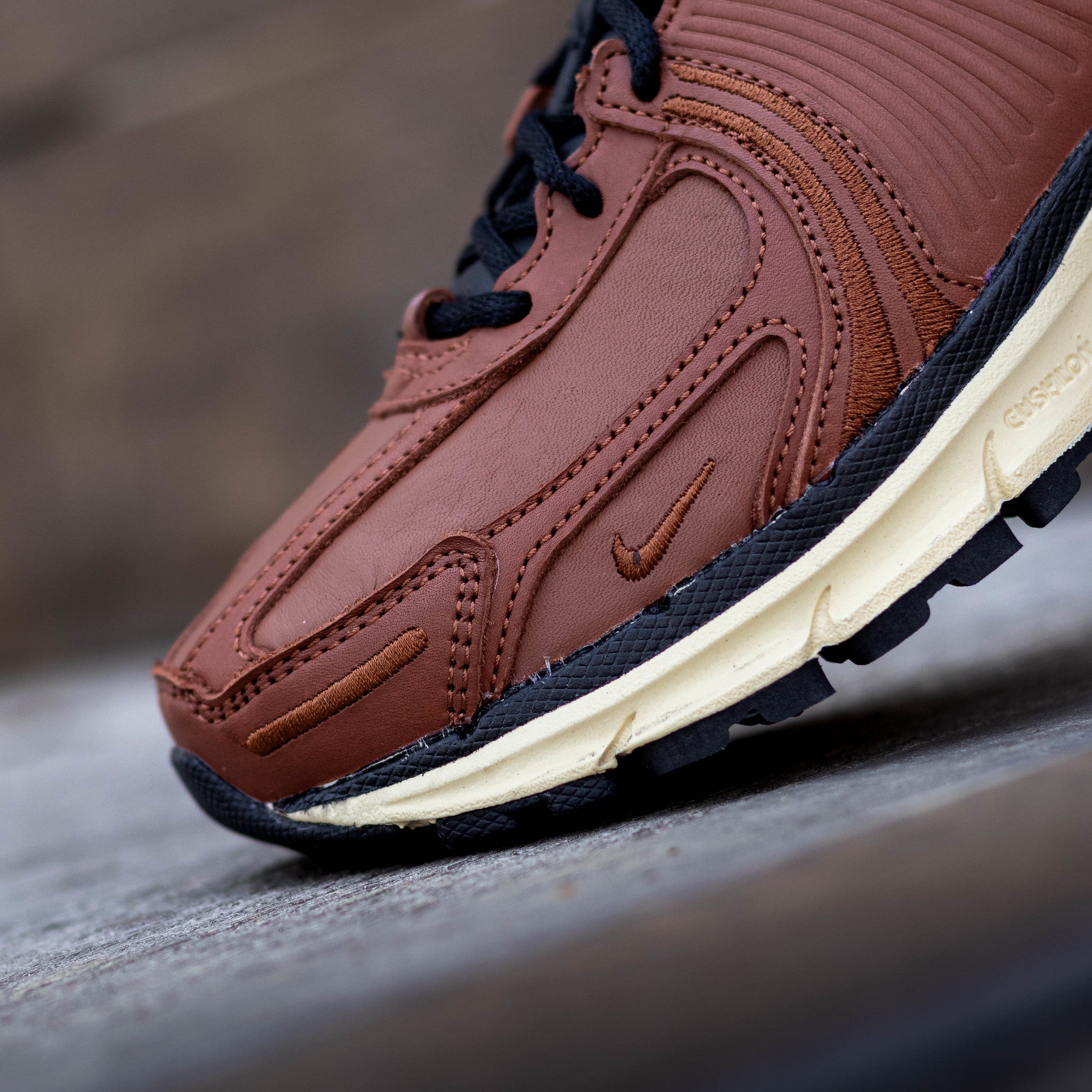 NIKE ZOOM VOMERO 5 SWOOSHLESS RUSSET