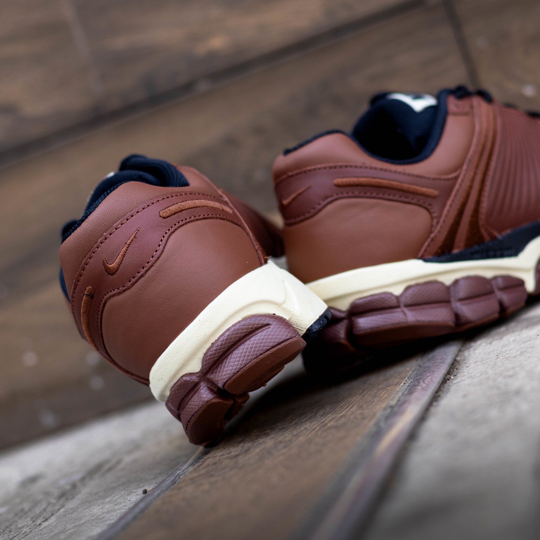 NIKE ZOOM VOMERO 5 SWOOSHLESS RUSSET