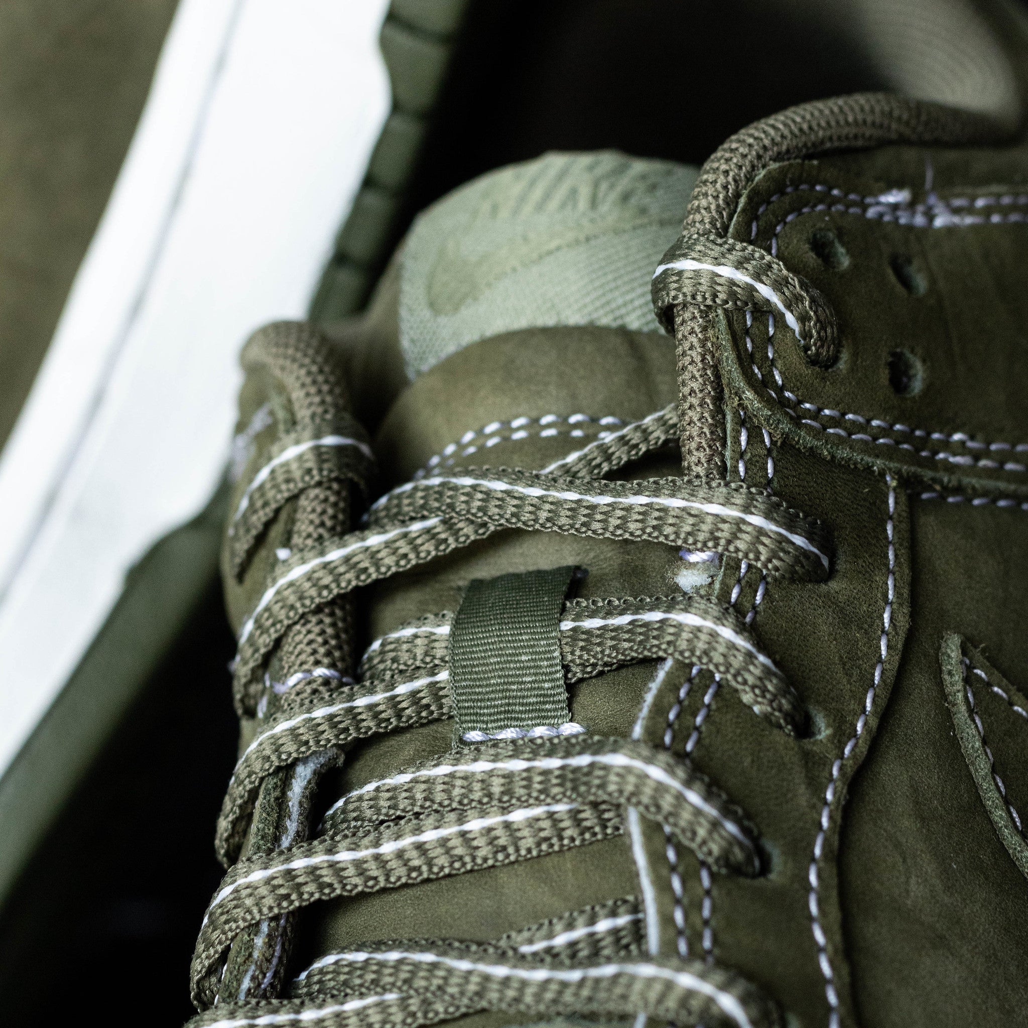 NIKE DUNK LOW MEDIUM OLIVE SUMMIT WHITE