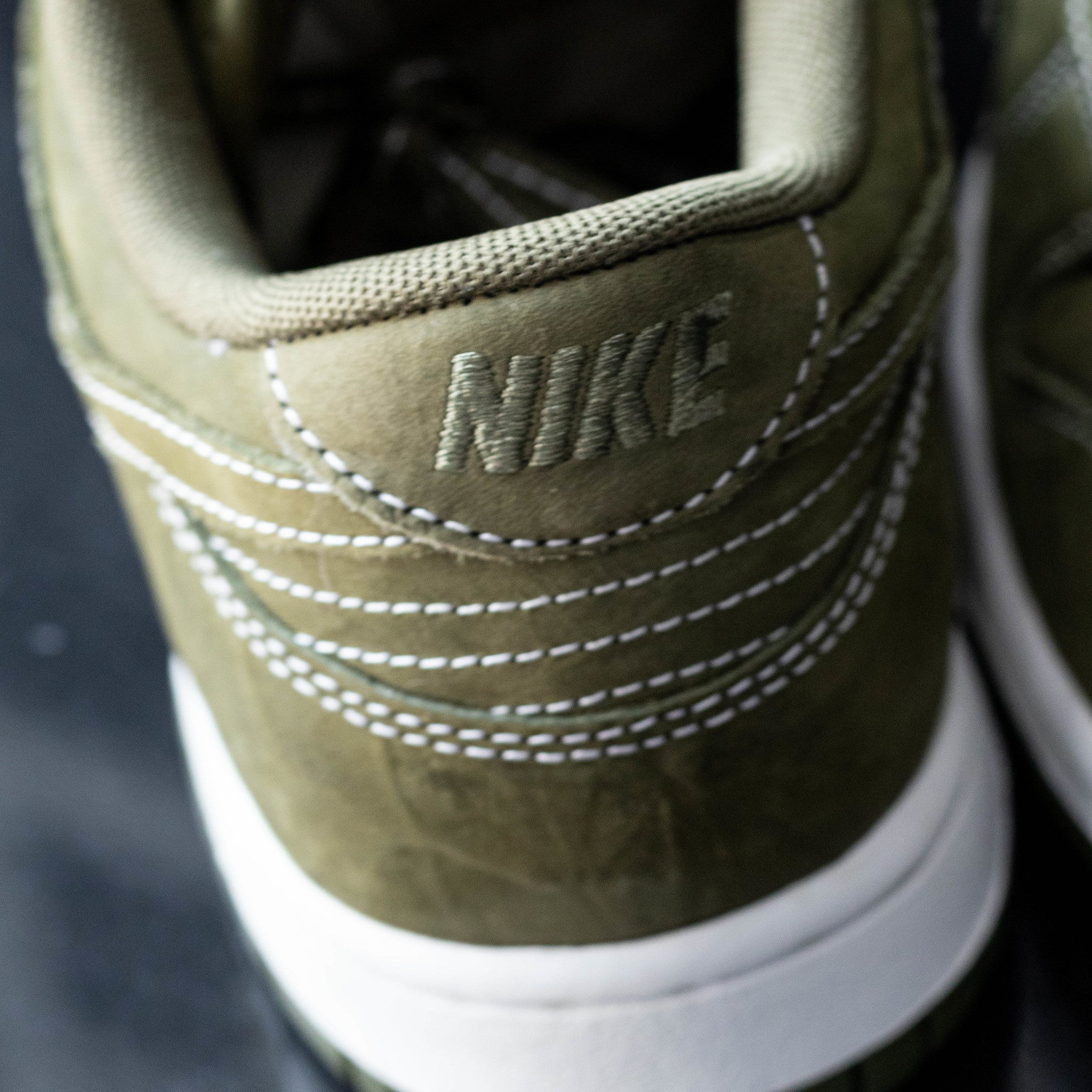 NIKE DUNK LOW MEDIUM OLIVE SUMMIT WHITE