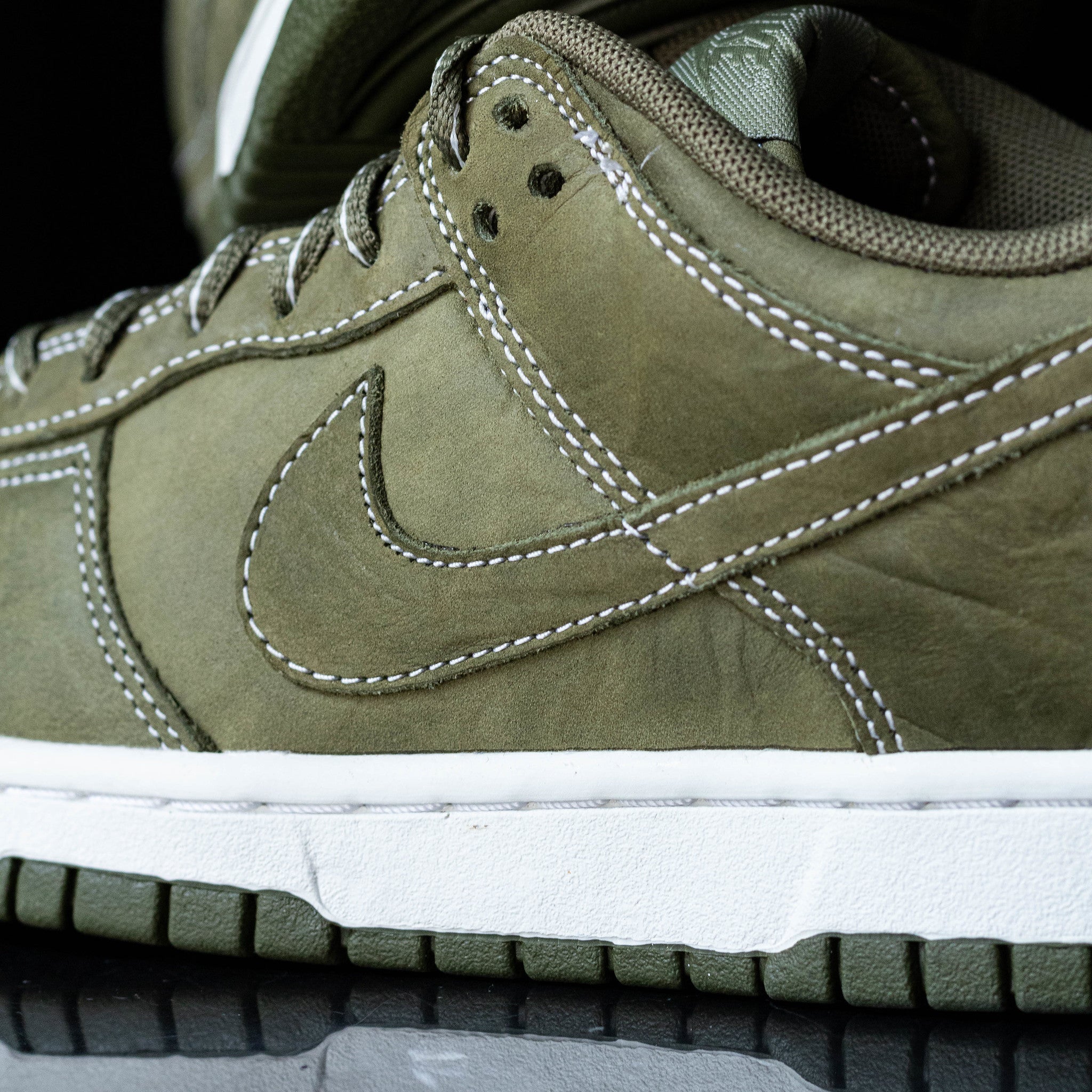 NIKE DUNK LOW MEDIUM OLIVE SUMMIT WHITE